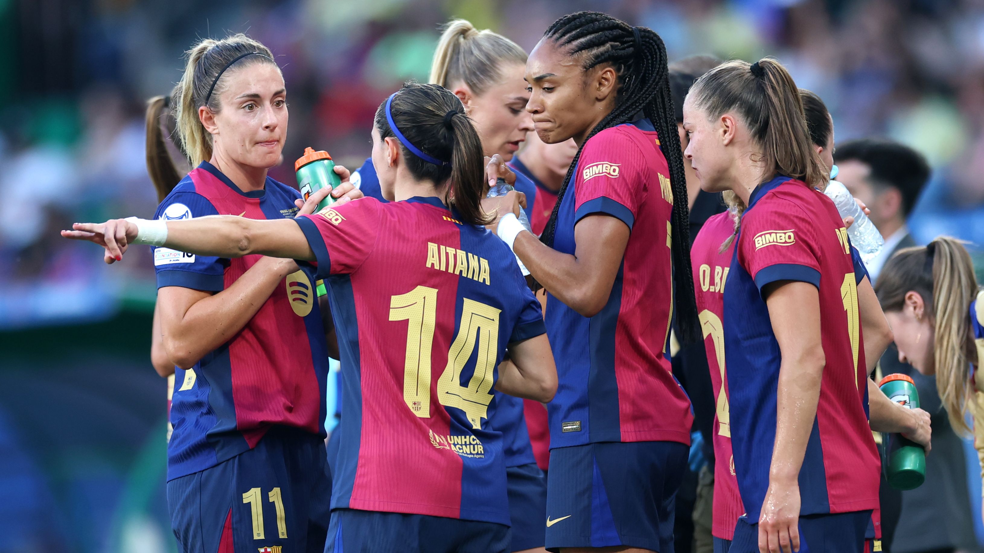 مدير برشلونة يدافع عن رحيل ستة لاعبين من الفريق الأول وسط تحديات مالية، مؤكدًا على تطوير الشباب من أجل استراتيجية أكثر استدامة لفريق السيدات