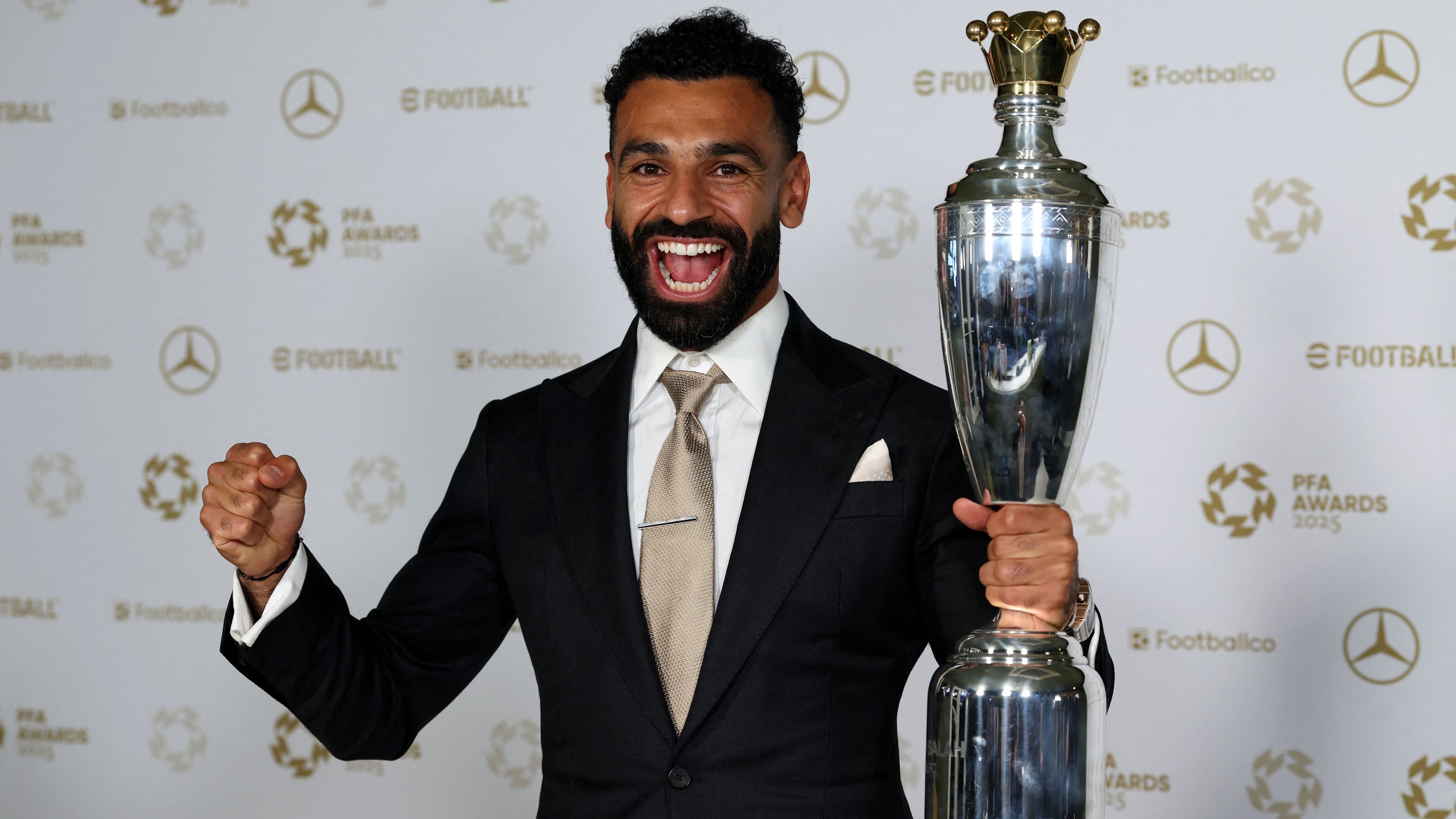 محمد صلاح يحصد جائزة أفضل لاعب في الدوري الإنجليزي للمرة الثالثة في تاريخه، متفوقًا على ألكسندر إيزاك وبرونو فرنانديز بعد فوز ليفربول بالدوري الإنجليزي الممتاز.