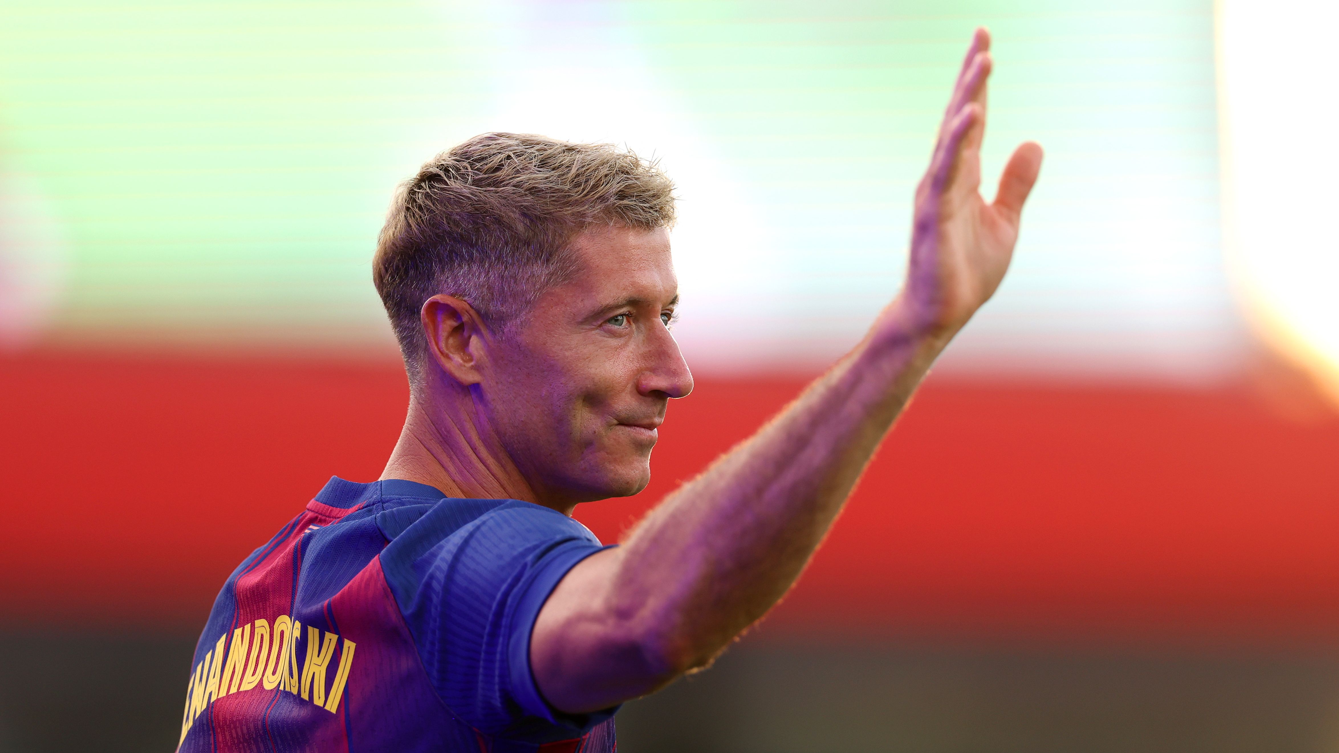 روبرت ليفاندوفسكي يعود إلى تدريبات برشلونة بعد تعافيه من الإصابة، ويستهدف المباراة المقبلة في الدوري الإسباني