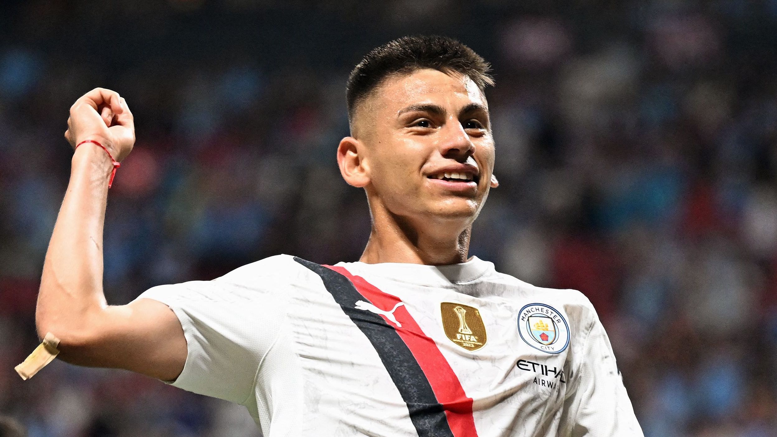 باير ليفركوزن يضمن انتقال كلاوديو إيشيفيري، بينما ينهي مانشستر يونايتد اتفاقه مع مانشستر سيتي، متفوقًا على بوروسيا دورتموند.
