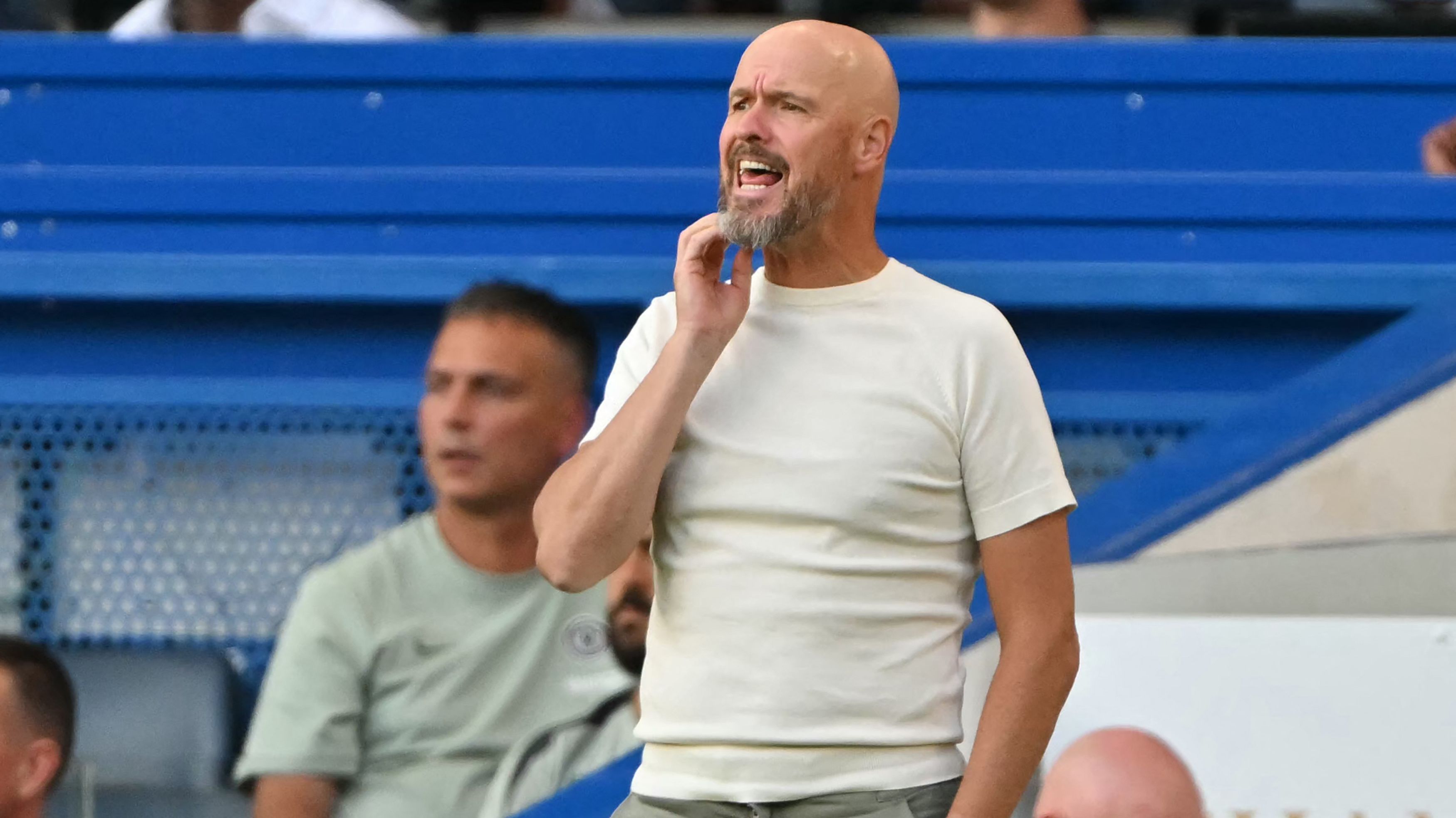 باير ليفركوزن يضمن انتقال كلاوديو إيشيفيري، بينما ينهي مانشستر يونايتد اتفاقه مع مانشستر سيتي، متفوقًا على بوروسيا دورتموند.