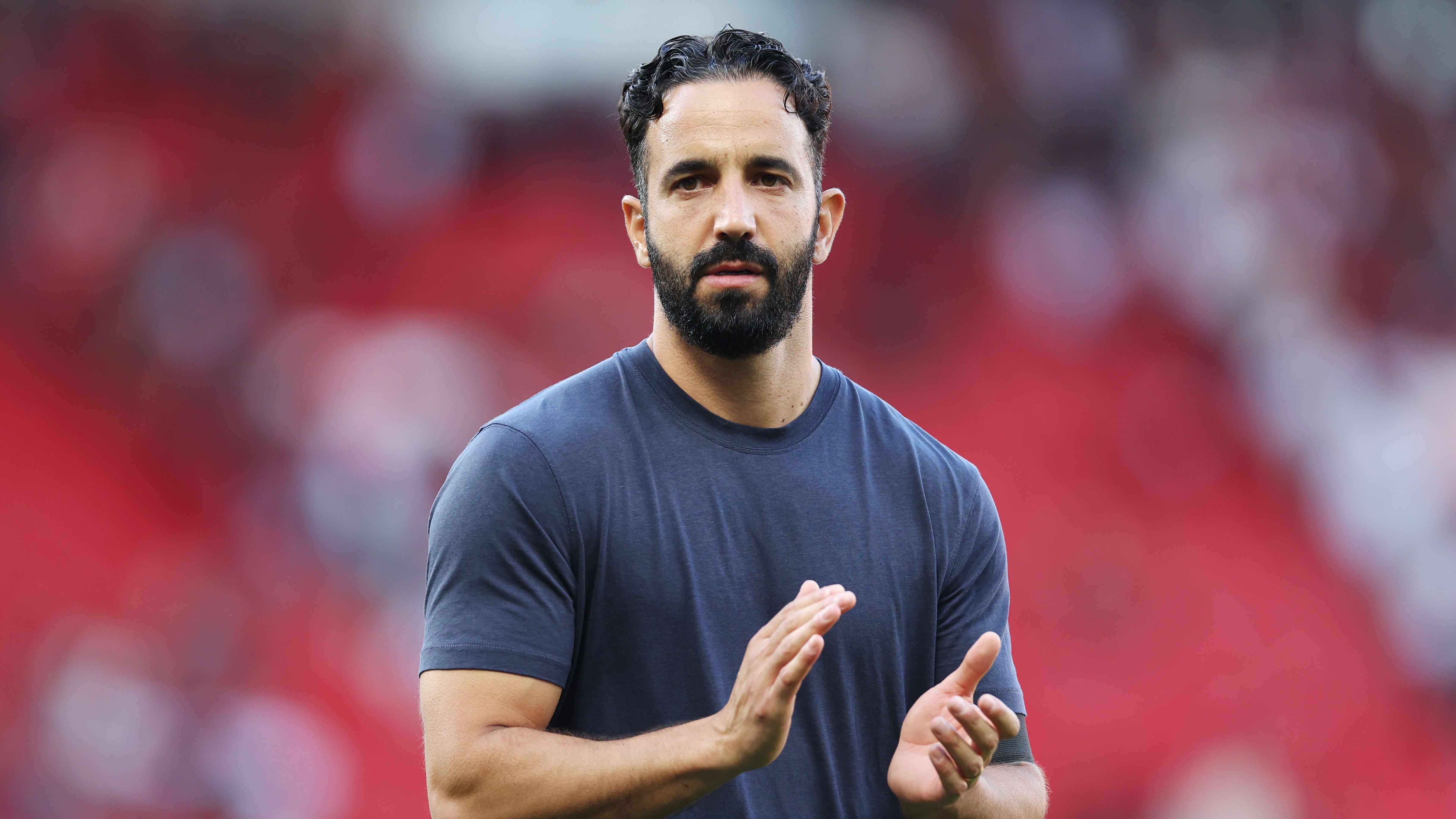 نابولي يبدأ محادثات للتعاقد مع راسموس هوجلوند في حين يسعى مانشستر يونايتد لبيعه قبل الموعد النهائي في الصيف
