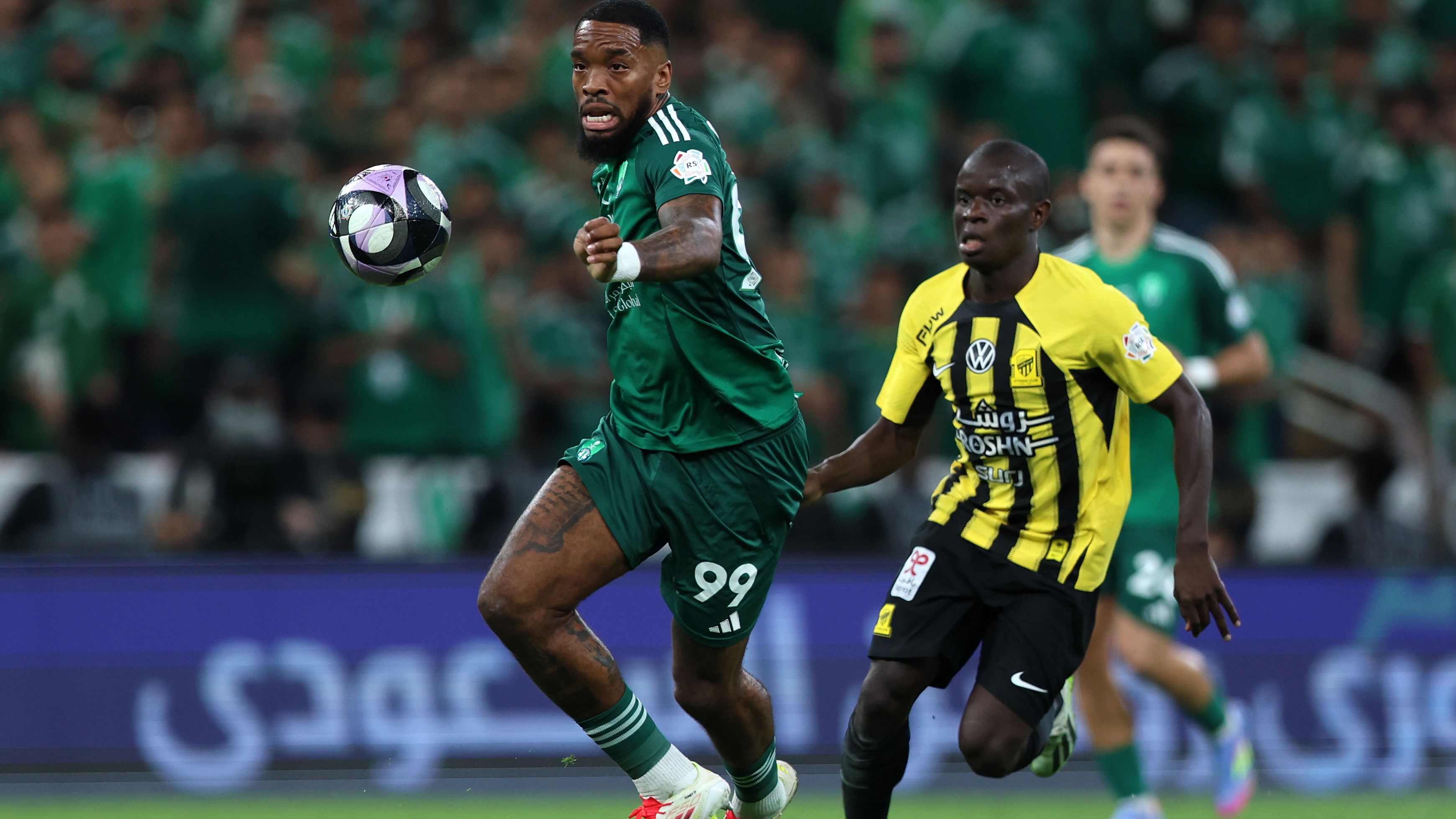 نغولو كانتي في محادثات مع بول بوجبا، في ظل سعي موناكو ونادٍ آخر في الدوري الفرنسي لضم نجم تشيلسي السابق بعد رحيله عن الاتحاد.