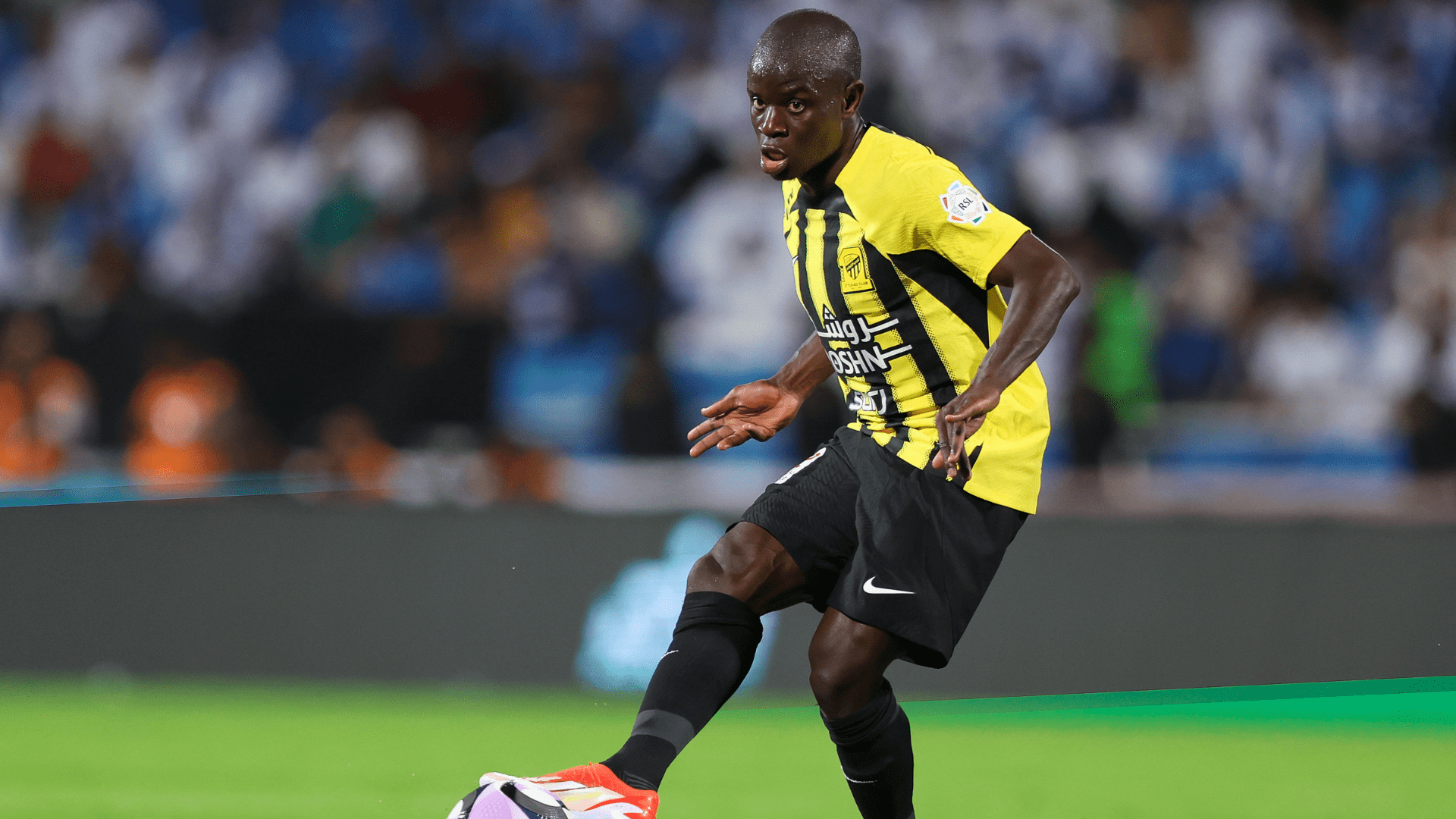 نغولو كانتي في محادثات مع بول بوجبا، في ظل سعي موناكو ونادٍ آخر في الدوري الفرنسي لضم نجم تشيلسي السابق بعد رحيله عن الاتحاد.