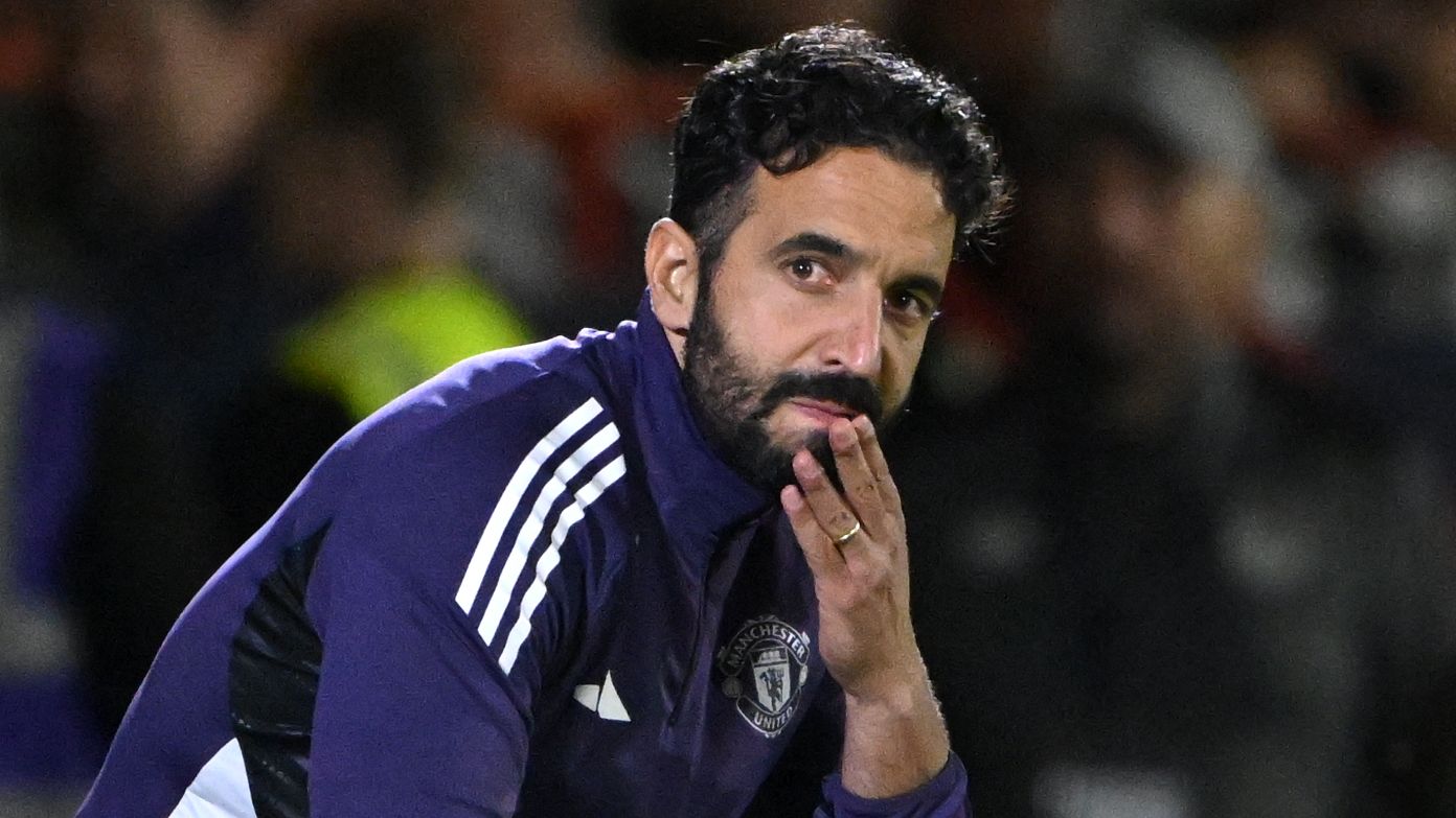 روبن أموريم ينتقد لاعبي مانشستر يونايتد بعد الهزيمة في كأس كاراباو، ويتعهد بمعالجة تحديات الفريق