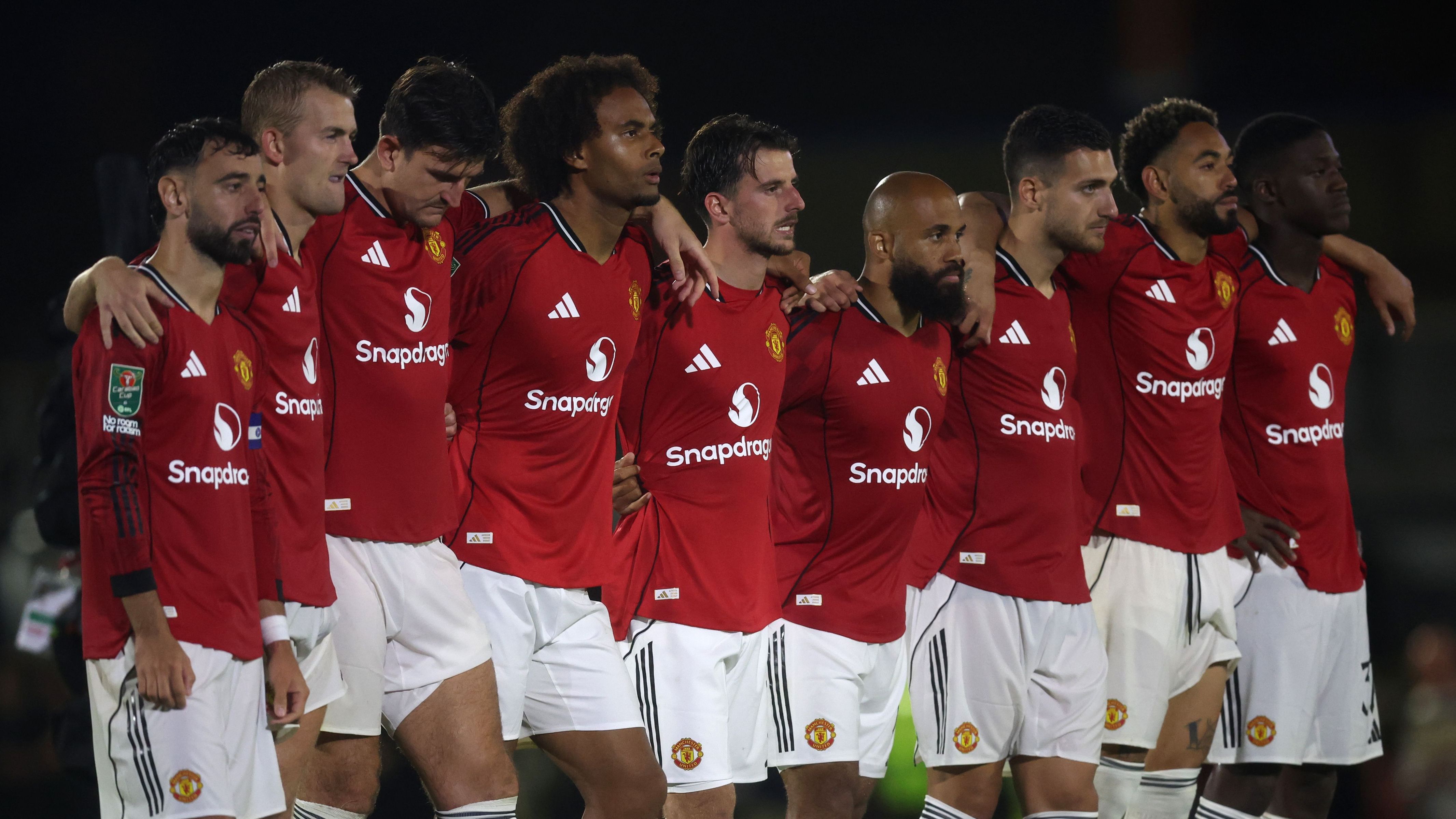 روبن أموريم ينتقد لاعبي مانشستر يونايتد بعد الهزيمة في كأس كاراباو، ويتعهد بمعالجة تحديات الفريق