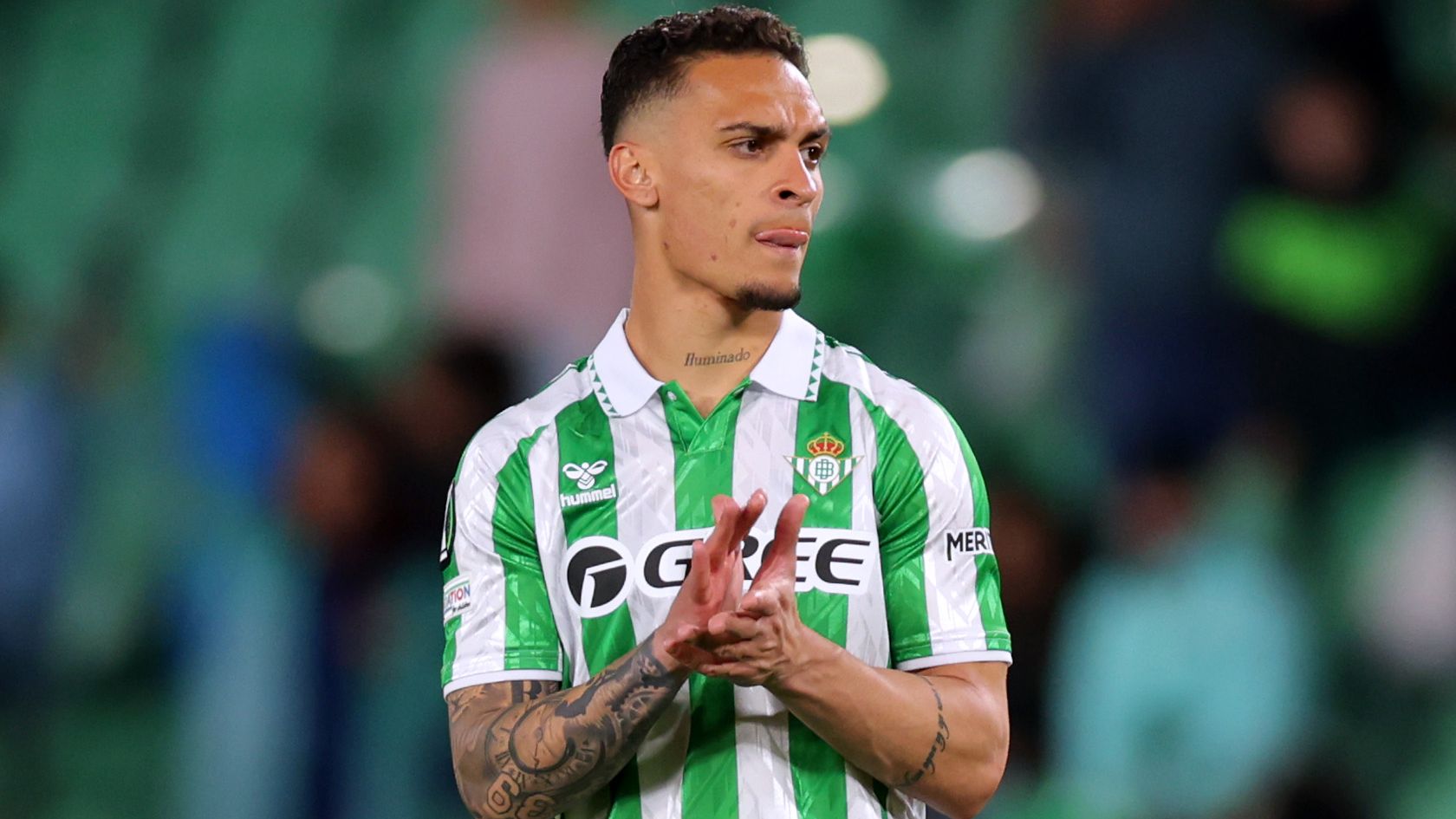 أنتوني لاعب مانشستر يونايتد ينتقل من منزله الفاخر إلى فندق المطار لتسهيل انتقاله إلى ريال بيتيس بعد غياب طويل