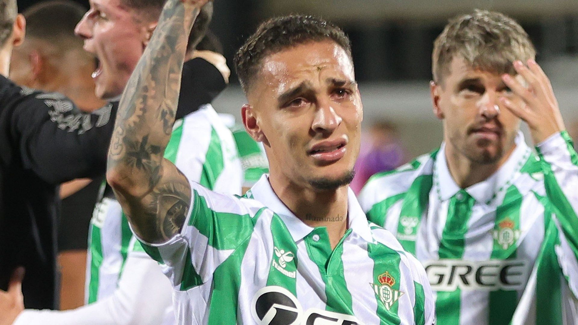 أنتوني لاعب مانشستر يونايتد ينتقل من منزله الفاخر إلى فندق المطار لتسهيل انتقاله إلى ريال بيتيس بعد غياب طويل