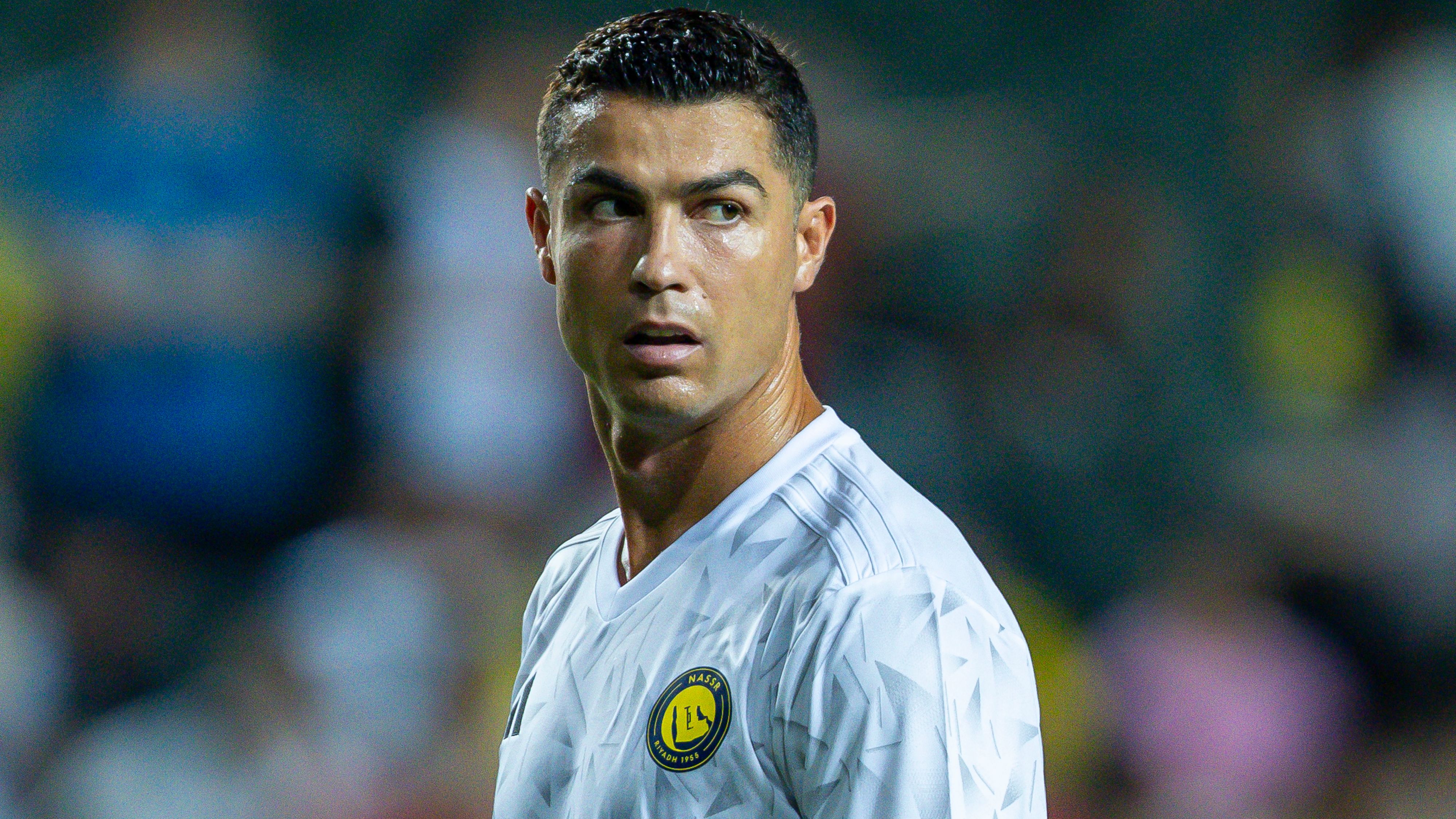 كريستيانو رونالدو يكشف عن قميص النصر الجديد للموسم 2025-2026، ويشاركه جواو فيليكس وساديو ماني في الكشف عن أديداس.