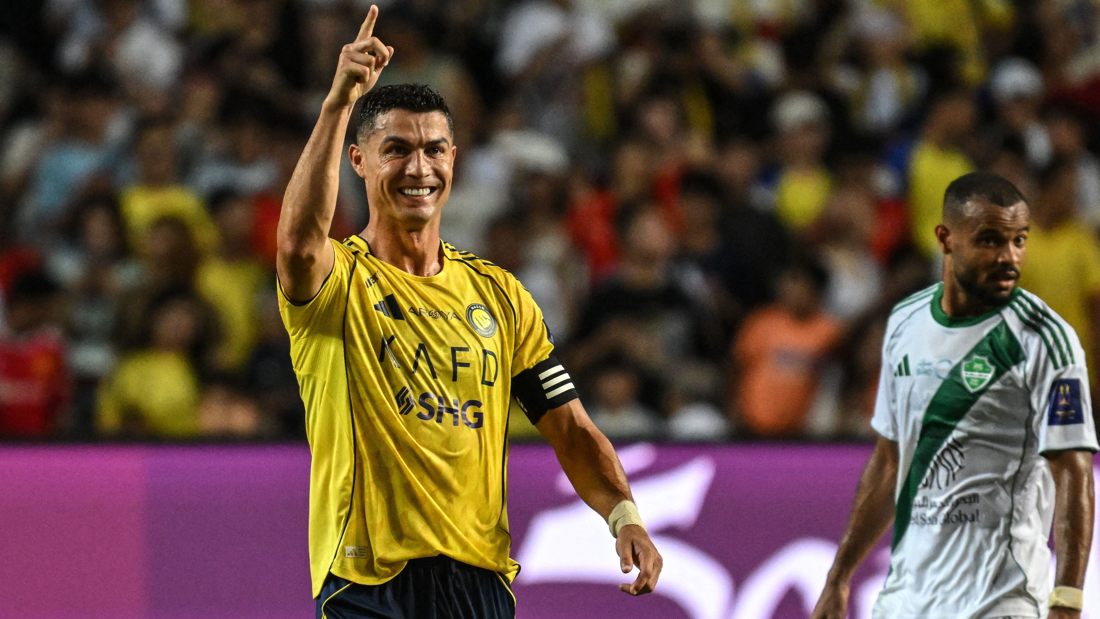كريستيانو رونالدو يكشف عن قميص النصر الجديد للموسم 2025-2026، ويشاركه جواو فيليكس وساديو ماني في الكشف عن أديداس.