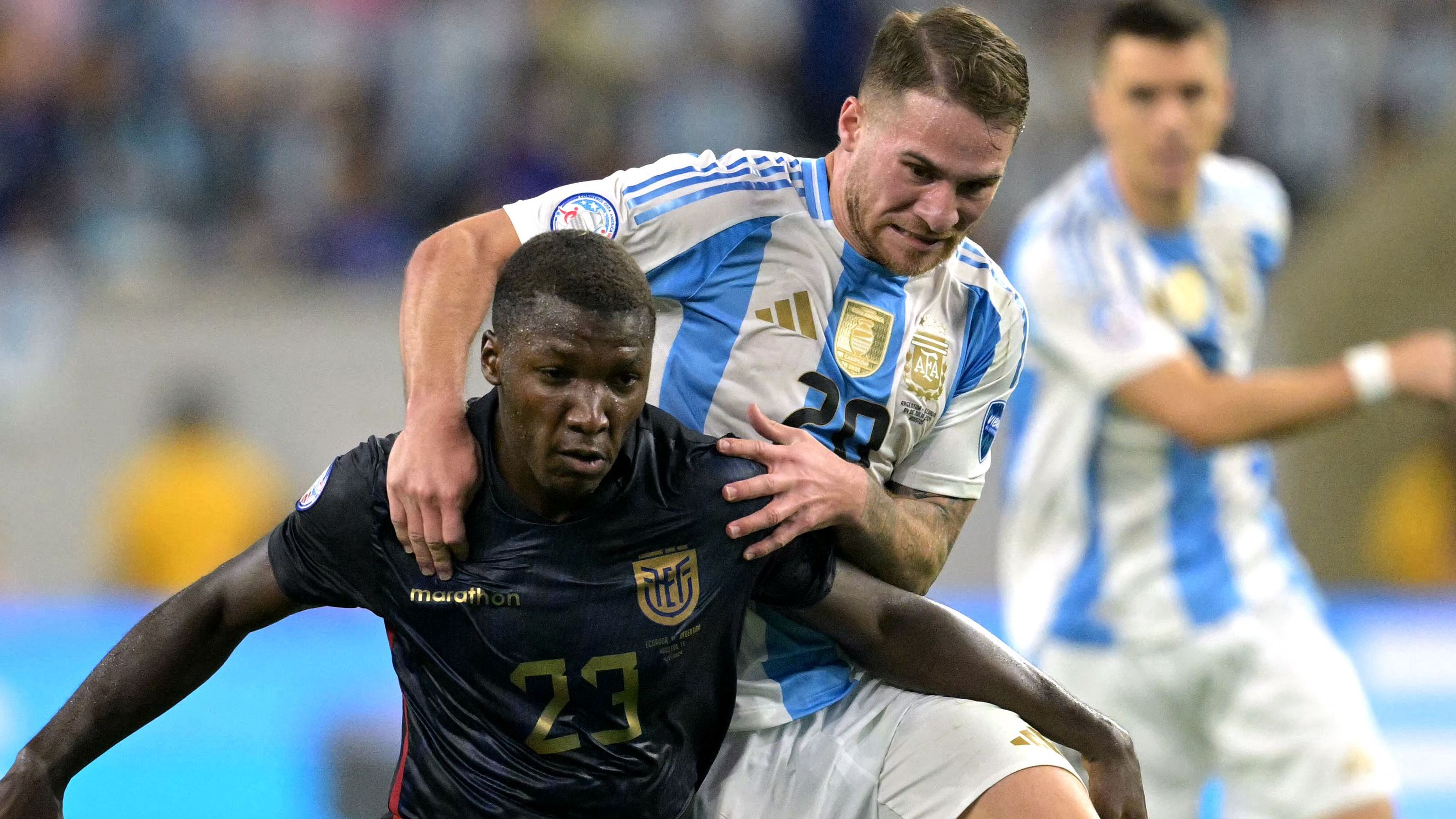 أليكسيس ماك أليستر يختار زميله المحتمل في ليفربول كأصعب خصم له في خط الوسط بعد دراما الانتقالات