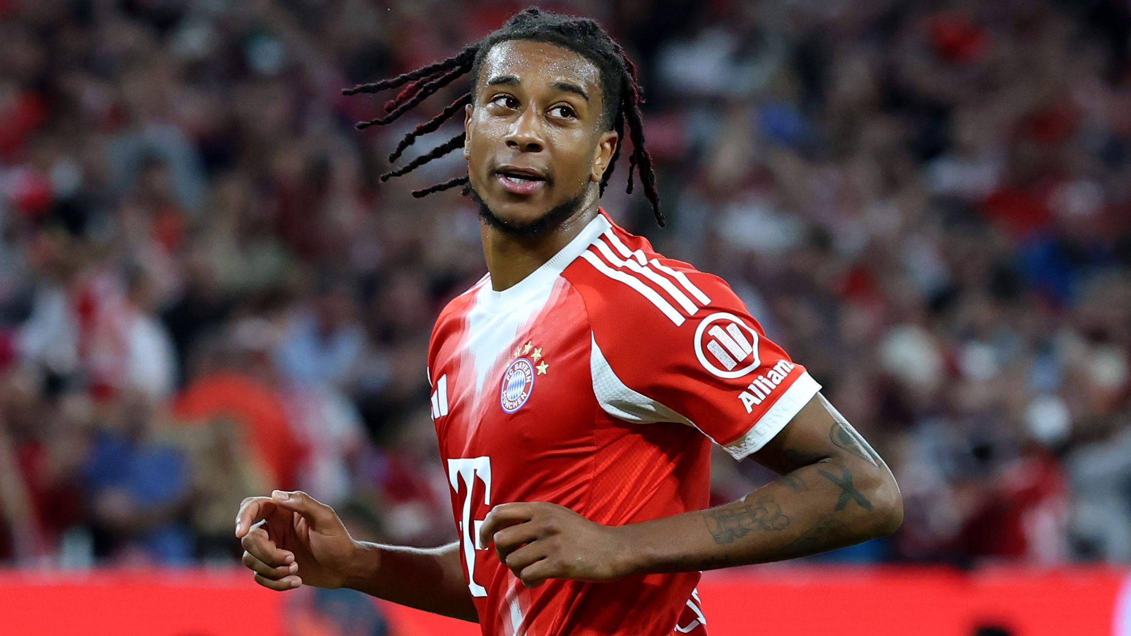 مدير بايرن ميونيخ يتجنب التحقيق في بند فسخ عقد مايكل أوليس وسط اهتمام متجدد من ليفربول ومانشستر سيتي