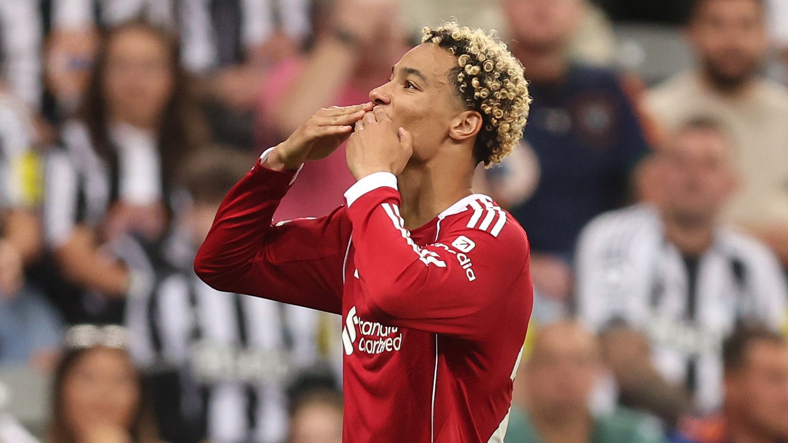 يجب على ليفربول أن يفكر في مارك جوهي لأن أداء إبراهيما كوناتي يهدد طموحاته في الفوز باللقب