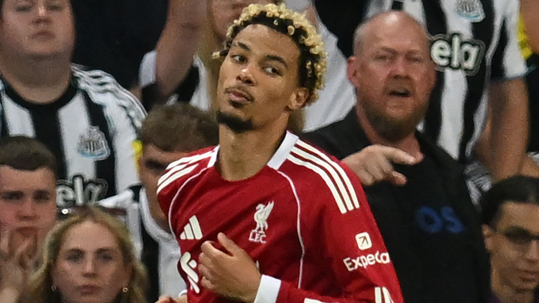تقييمات لاعبي ليفربول ضد نيوكاسل: هدف ريو نغوموها الدرامي في الدقيقة 100 يضمن فوزًا صعبًا لفريقه، حيث يتعافى ماغبايز بعد طرد أنتوني جوردون.