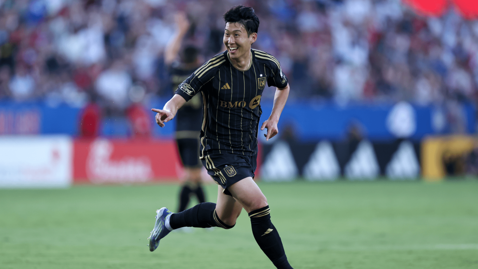 سون هيونج مين، لاعب لوس أنجلوس إف سي، يسجل هدفه الأول في الدوري الأمريكي لكرة القدم من ركلة حرة على طريقة ليونيل ميسي