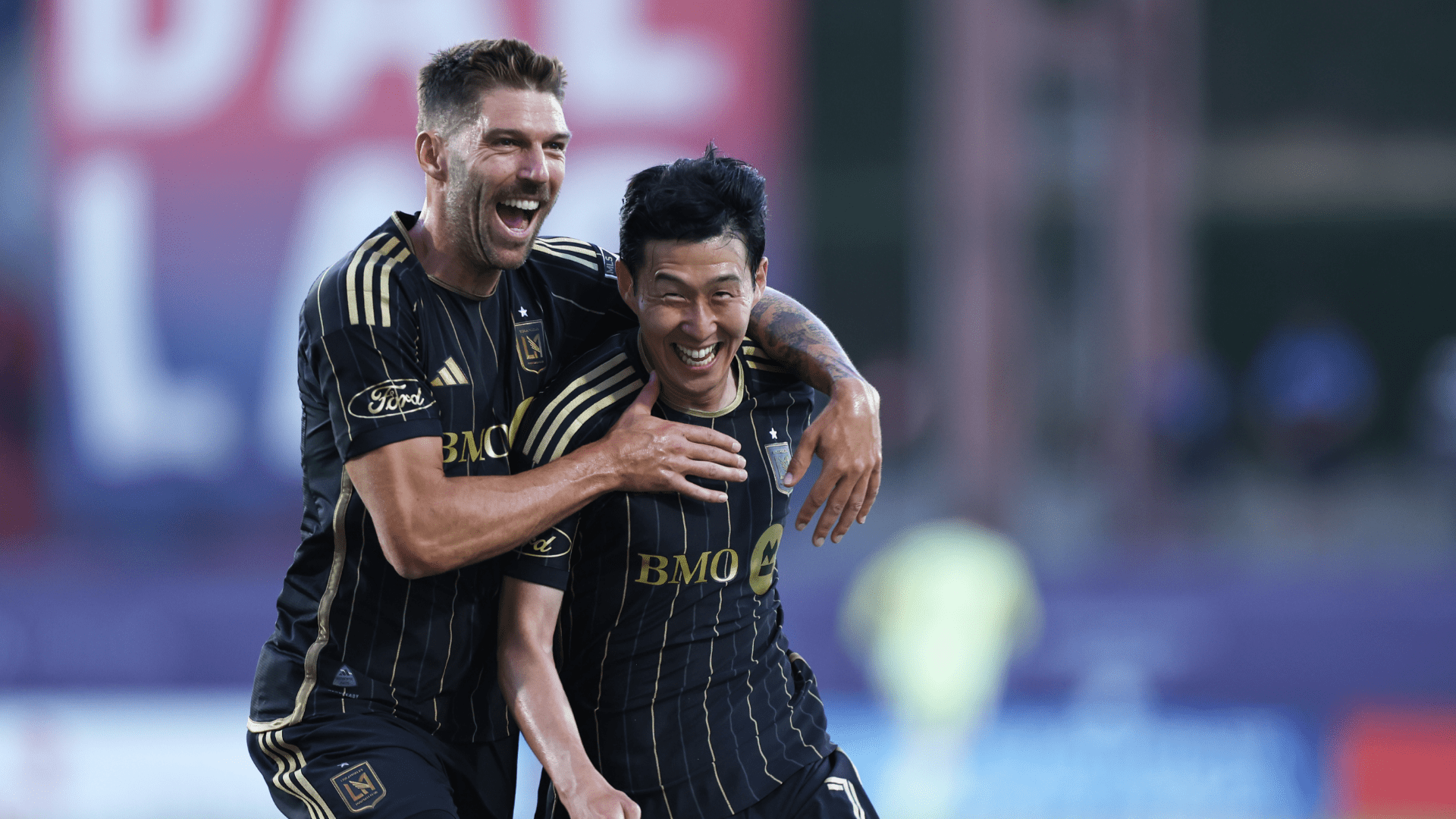 سون هيونج مين، لاعب لوس أنجلوس إف سي، يسجل هدفه الأول في الدوري الأمريكي لكرة القدم من ركلة حرة على طريقة ليونيل ميسي