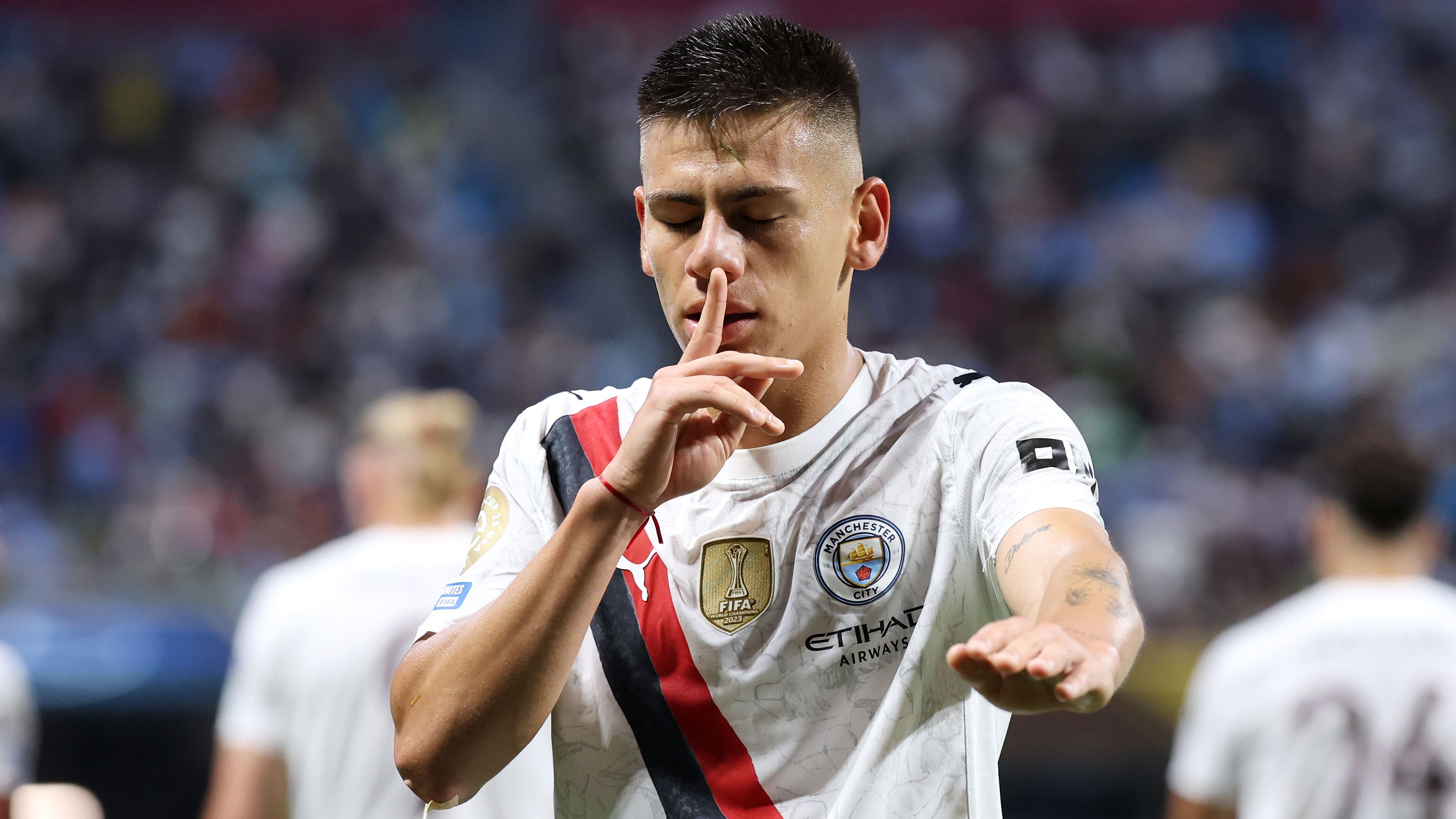 إريك تين هاج يشيد بالموهبة الفطرية لكلاوديو إيشيفيري بينما يتطلع لاعب مانشستر سيتي المعار إلى فصل جديد في باير ليفركوزن