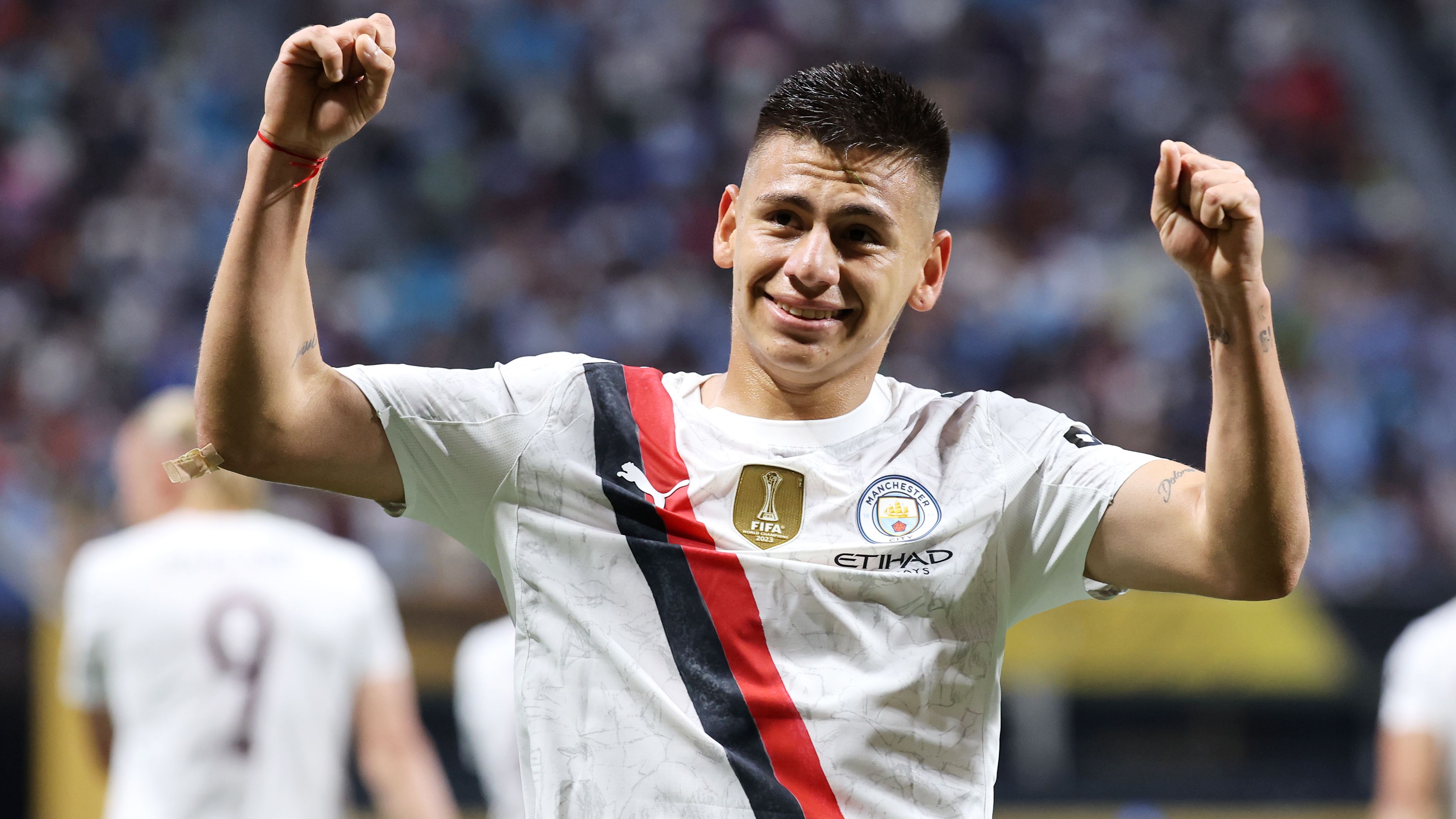 إريك تين هاج يشيد بالموهبة الفطرية لكلاوديو إيشيفيري بينما يتطلع لاعب مانشستر سيتي المعار إلى فصل جديد في باير ليفركوزن