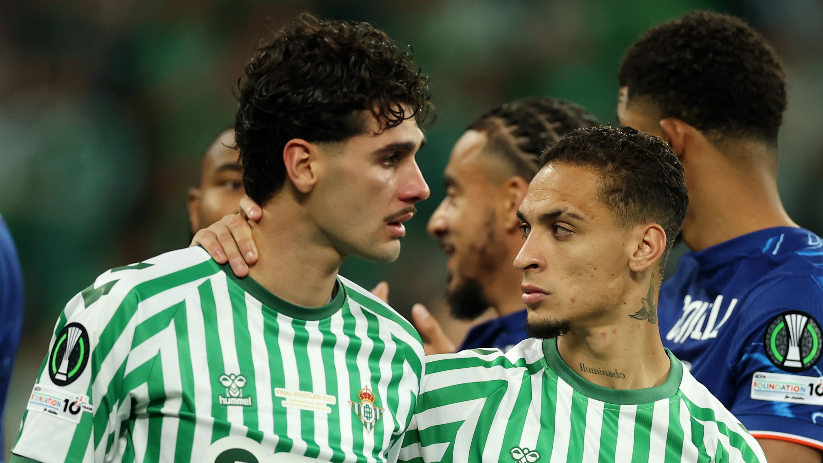 جوزيه مورينيو يستهدف أنتوني: فنربخشة يقدم عرضًا بقيمة 45 مليون يورو لمانشستر يونايتد، لكن الجناح يفضل العودة إلى ريال بيتيس