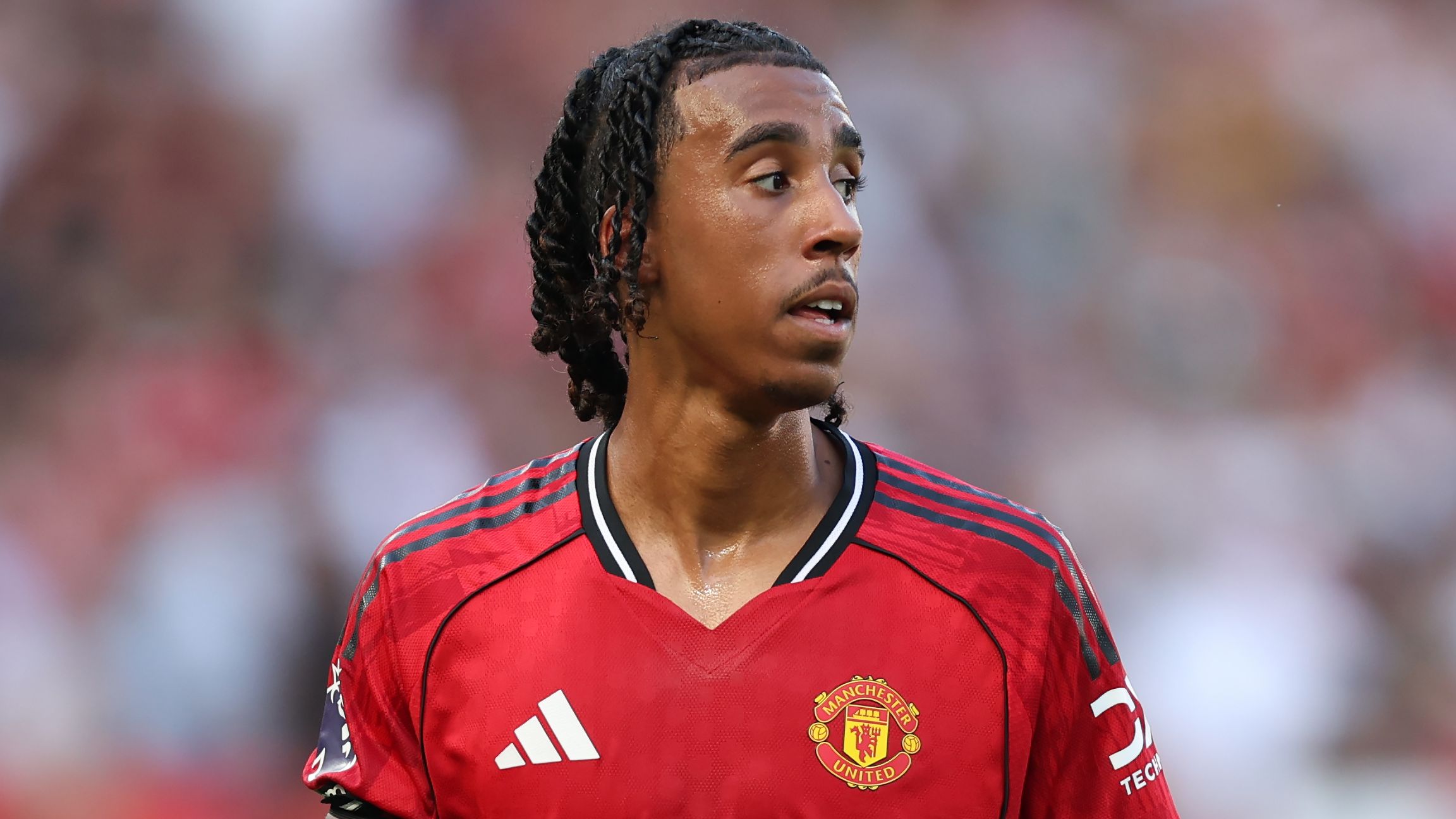 ليني يورو يعزو معاناة مانشستر يونايتد إلى أخطاء بسيطة ويؤكد على ضرورة وحدة الفريق بعد الهزيمة أمام جريمسبي