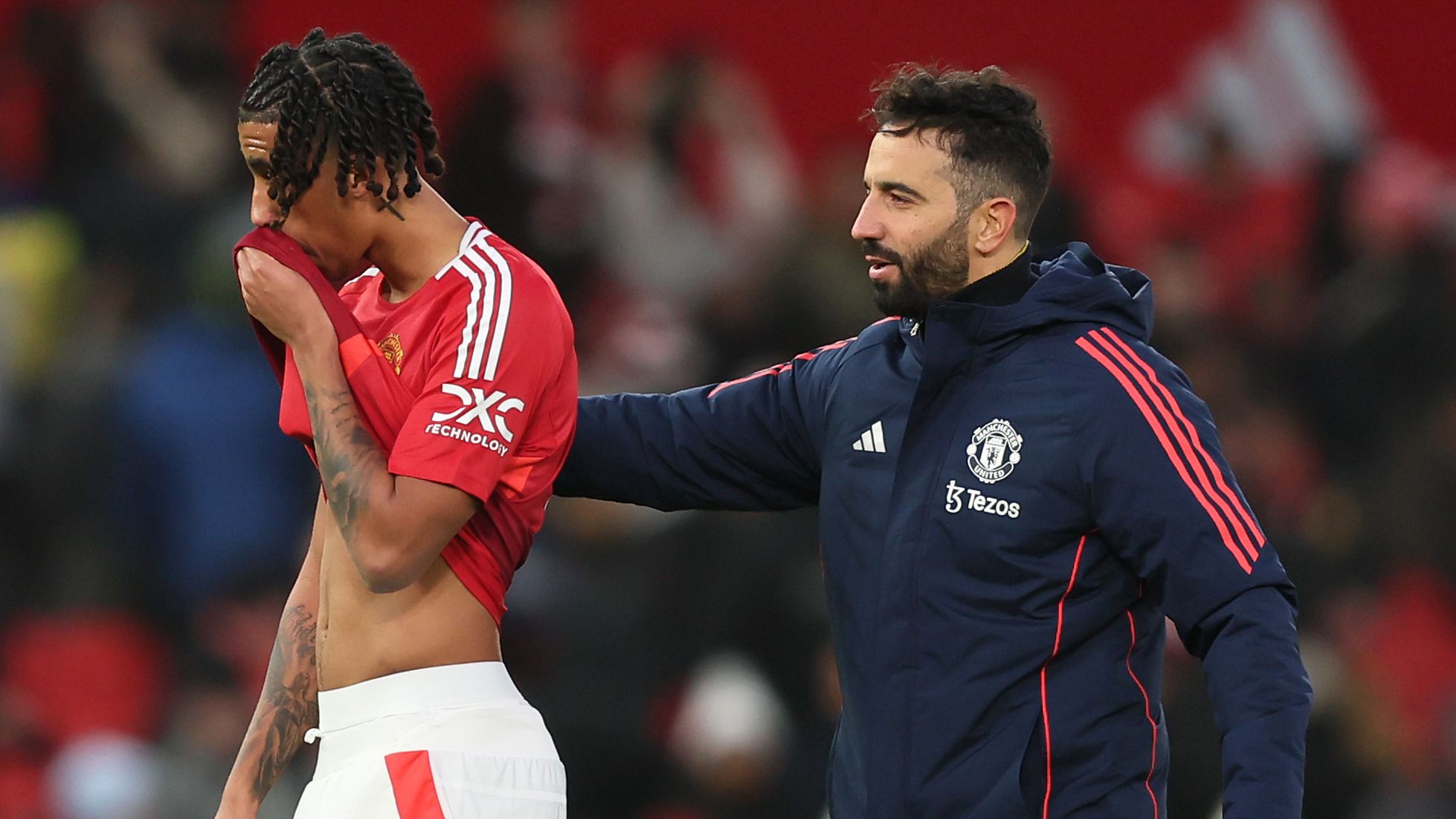 ليني يورو يعزو معاناة مانشستر يونايتد إلى أخطاء بسيطة ويؤكد على ضرورة وحدة الفريق بعد الهزيمة أمام جريمسبي
