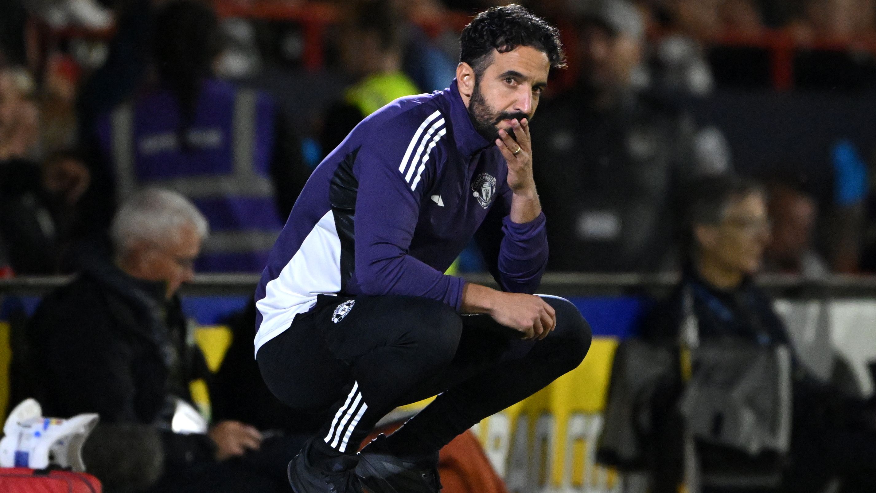 ليني يورو يعزو معاناة مانشستر يونايتد إلى أخطاء بسيطة ويؤكد على ضرورة وحدة الفريق بعد الهزيمة أمام جريمسبي