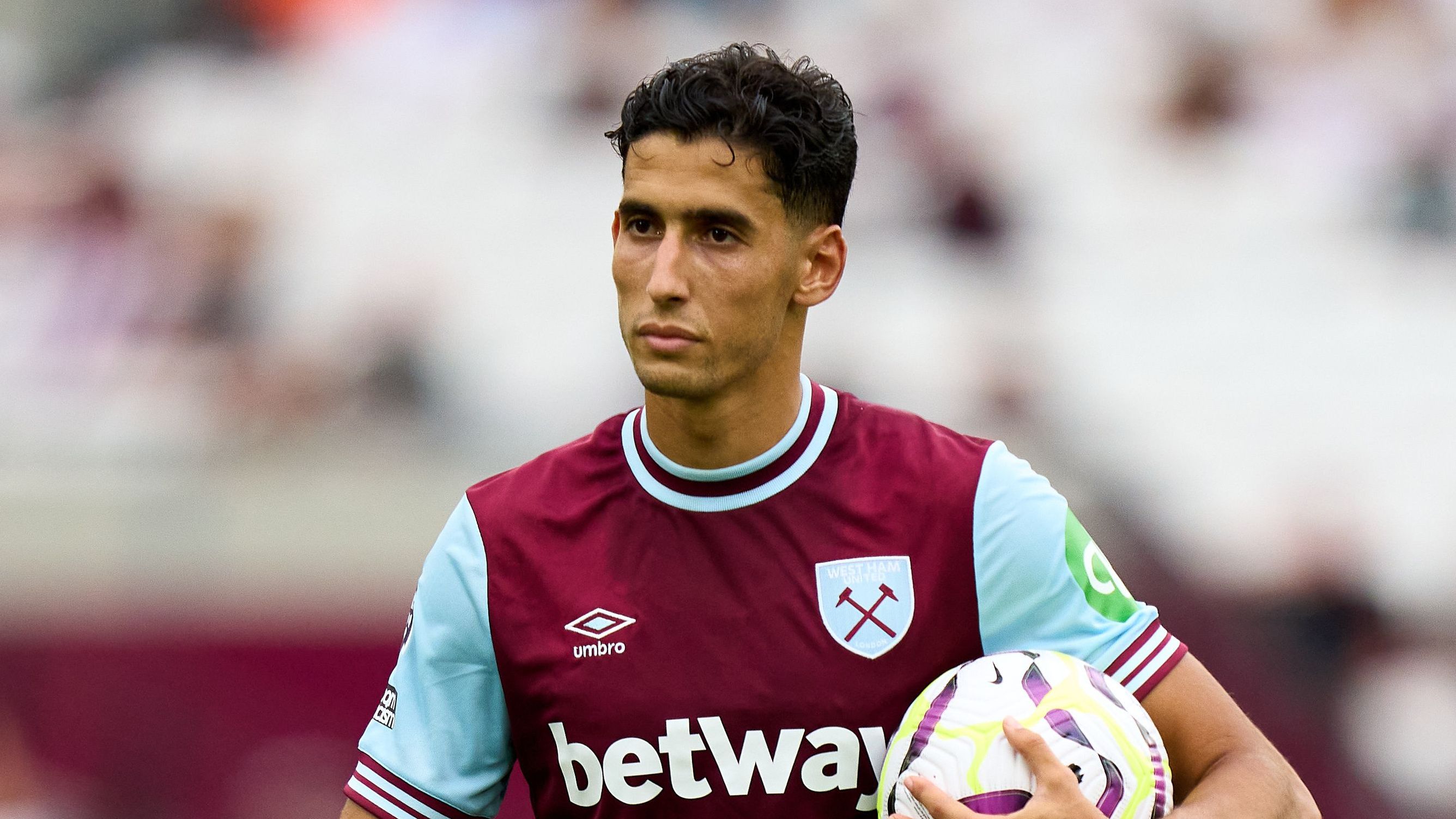 مارسيليا يتنافس مع سندرلاند على نايف أغيرد لاعب وست هام بينما يتطلع دي زيربي إلى تعاقدات إضافية