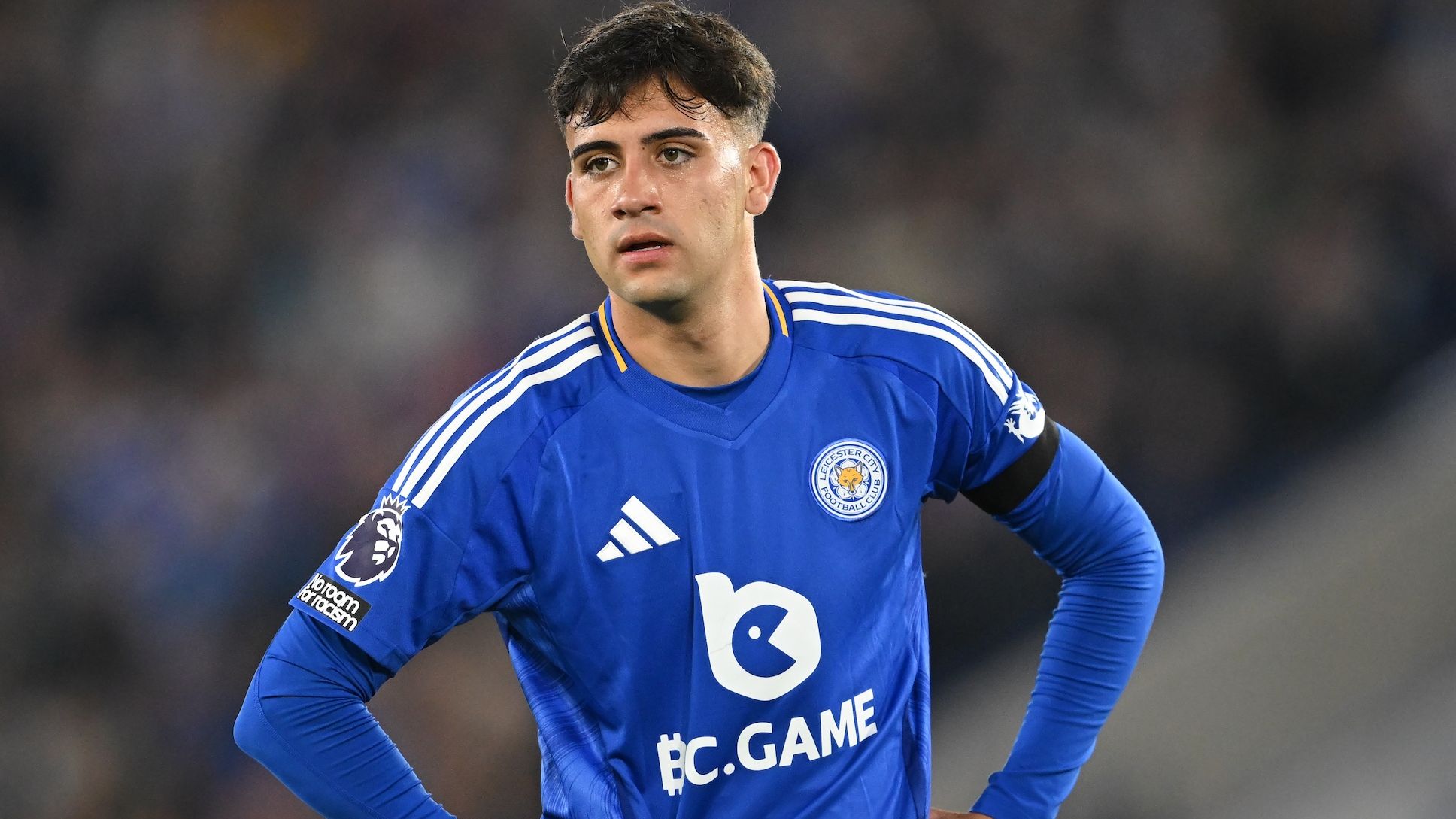تشيلسي يحول تركيزه من تشافي سيمونز إلى التعاقد مع فاكوندو بونانوتي لاعب برايتون، متفوقًا على ليدز وبوروسيا دورتموند