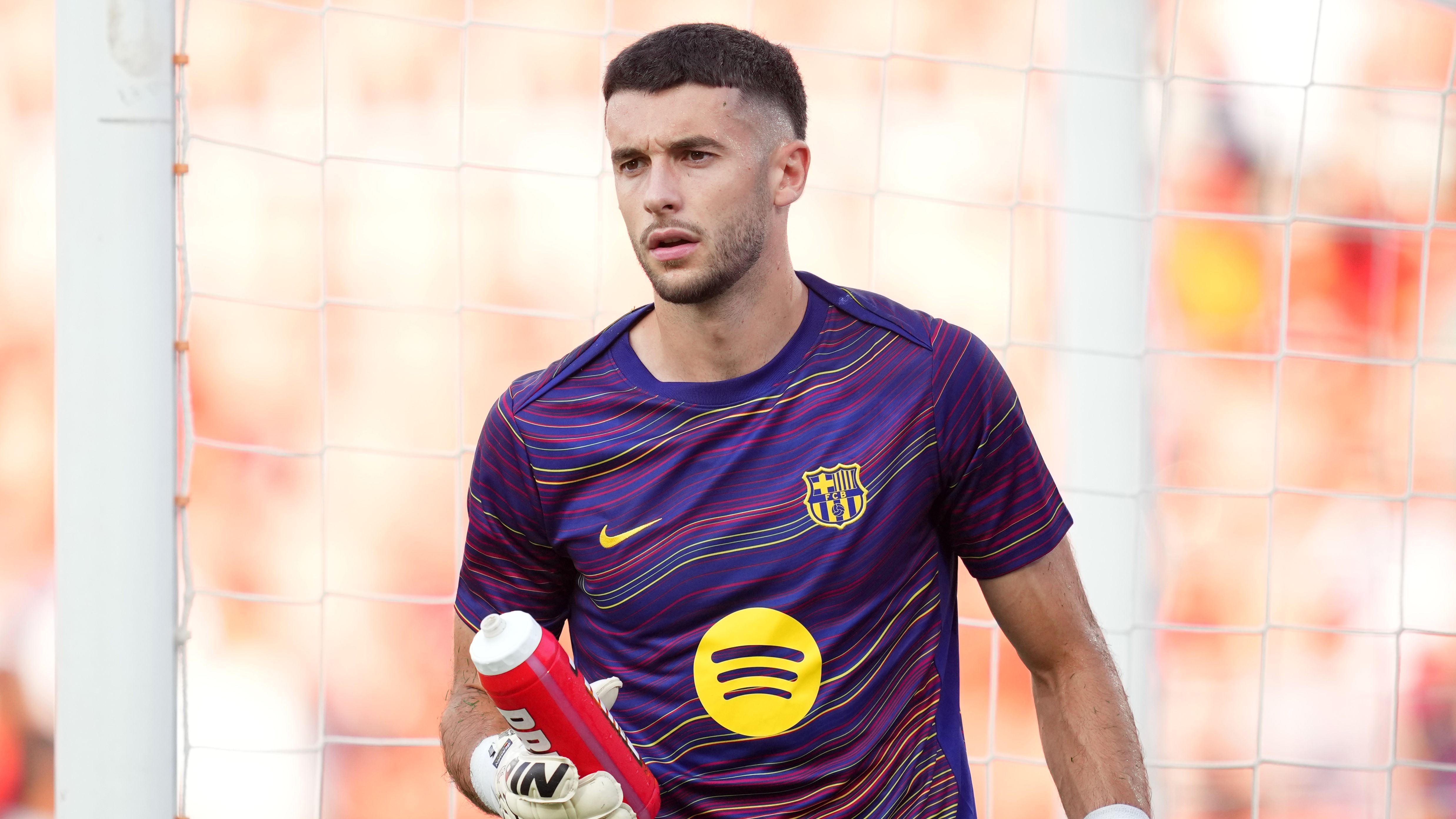 خوان جارسيا مُحذَّر: اللعب مع برشلونة لا يكفي لتأمين مكانه في تشكيلة إسبانيا، كما يُفسِّر لويس دي لا فوينتي استبعاد حارس المرمى