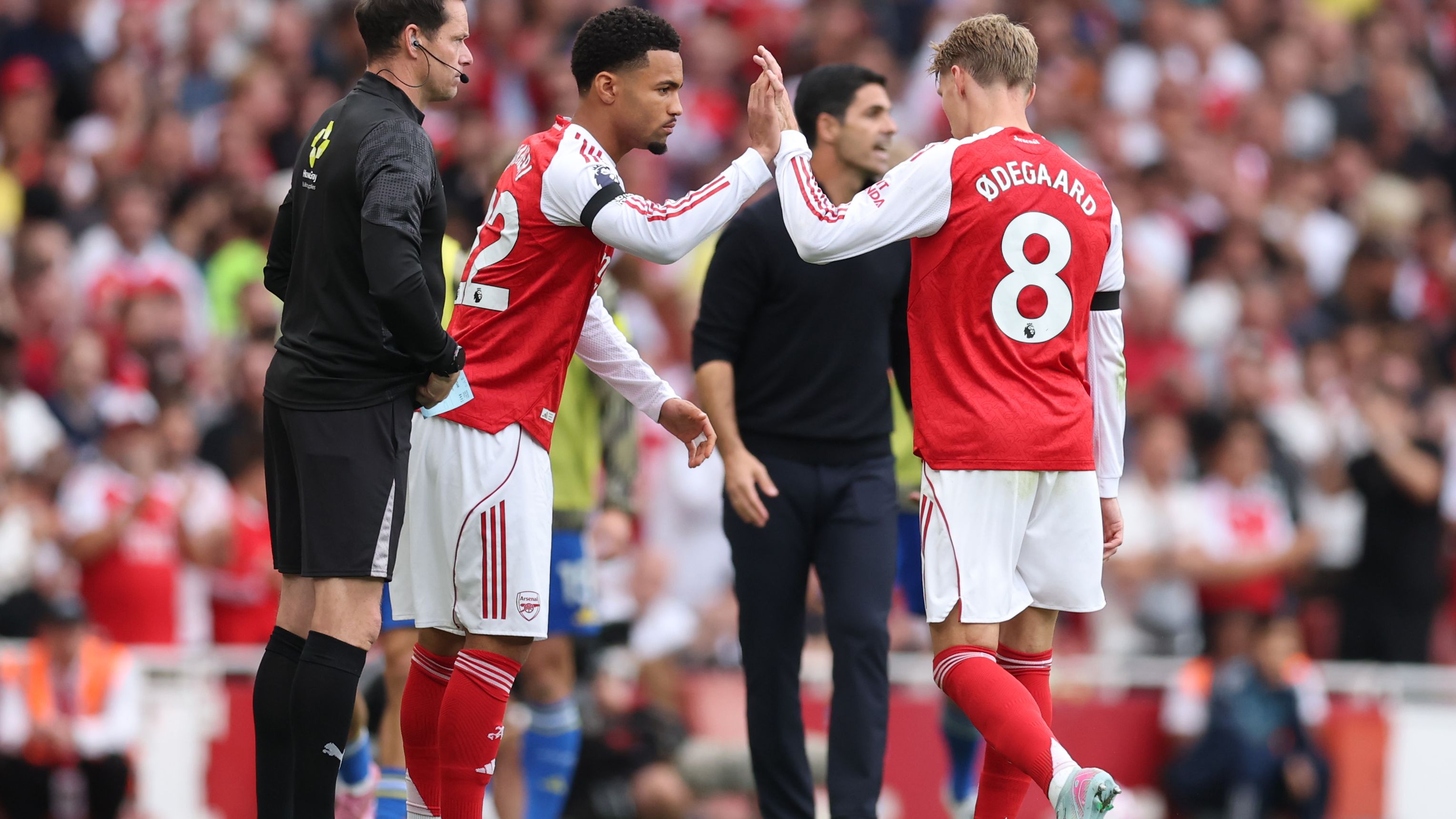 لاعب أرسنال السابق ينصح ميكيل أرتيتا بالتفكير في إشراك إيثان نوانيري بدلاً من القائد مارتن أوديجارد