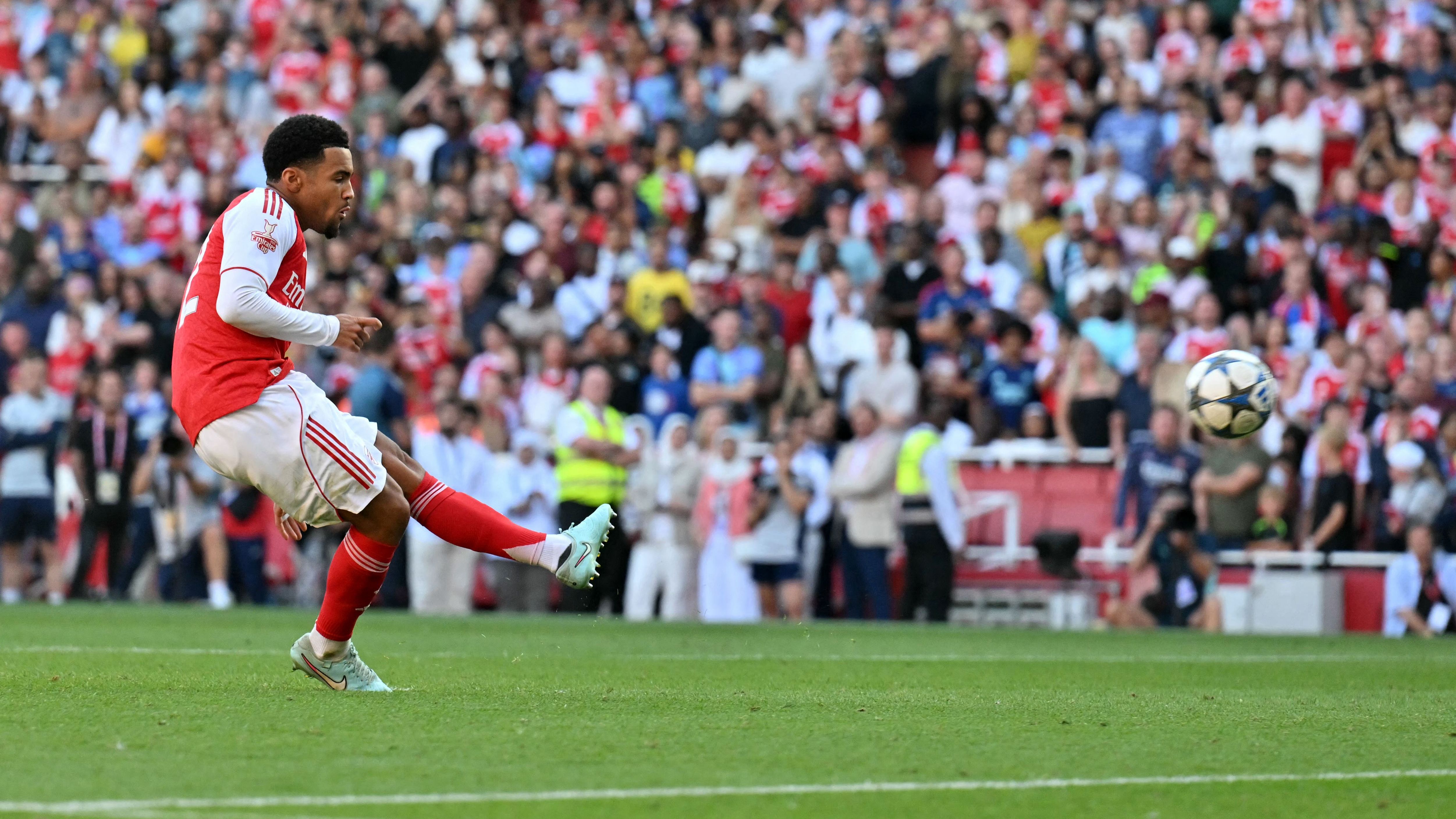 لاعب أرسنال السابق ينصح ميكيل أرتيتا بالتفكير في إشراك إيثان نوانيري بدلاً من القائد مارتن أوديجارد