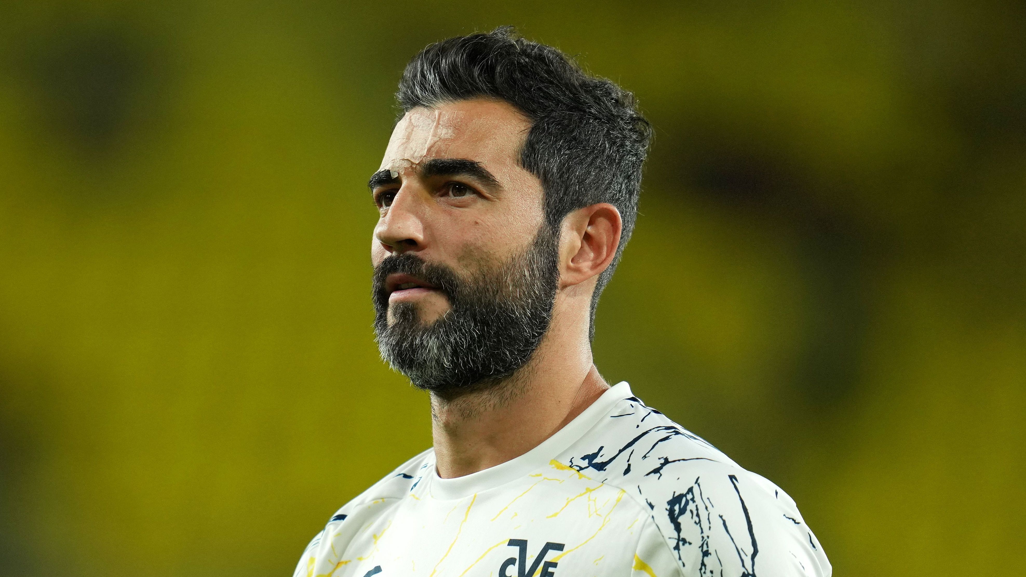 راؤول ألبيول، مدافع ريال مدريد السابق، يسعى للعودة إلى الدوري الإيطالي في سن 39 عامًا بعد رحيله عن فياريال