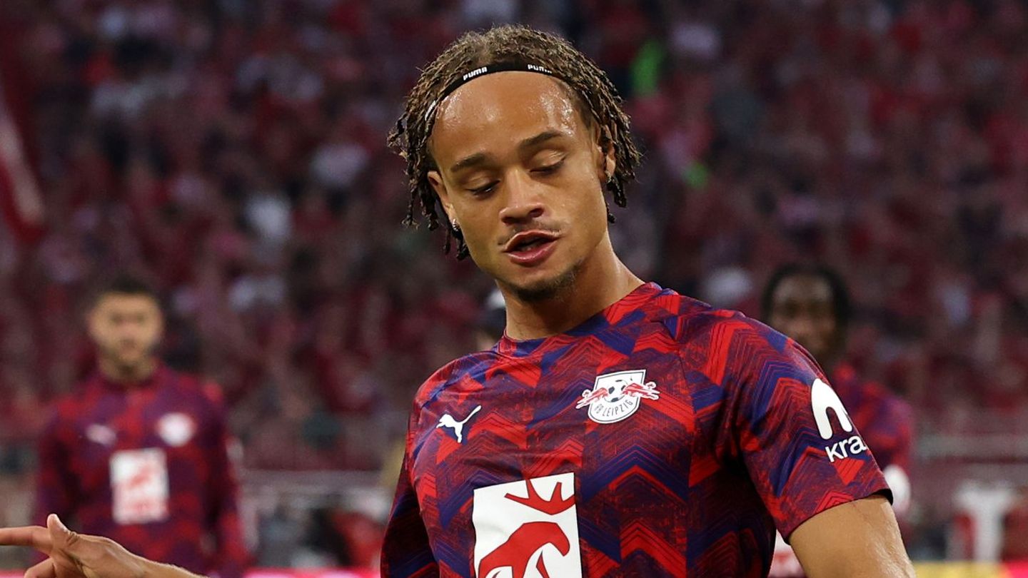 توتنهام هوتسبير يقدم عرضًا أوليًا بقيمة 60 مليون يورو لضم تشافي سيمونز لاعب لايبزيج، في محاولة للتفوق على تشيلسي في سباق ضم الدولي الهولندي.
