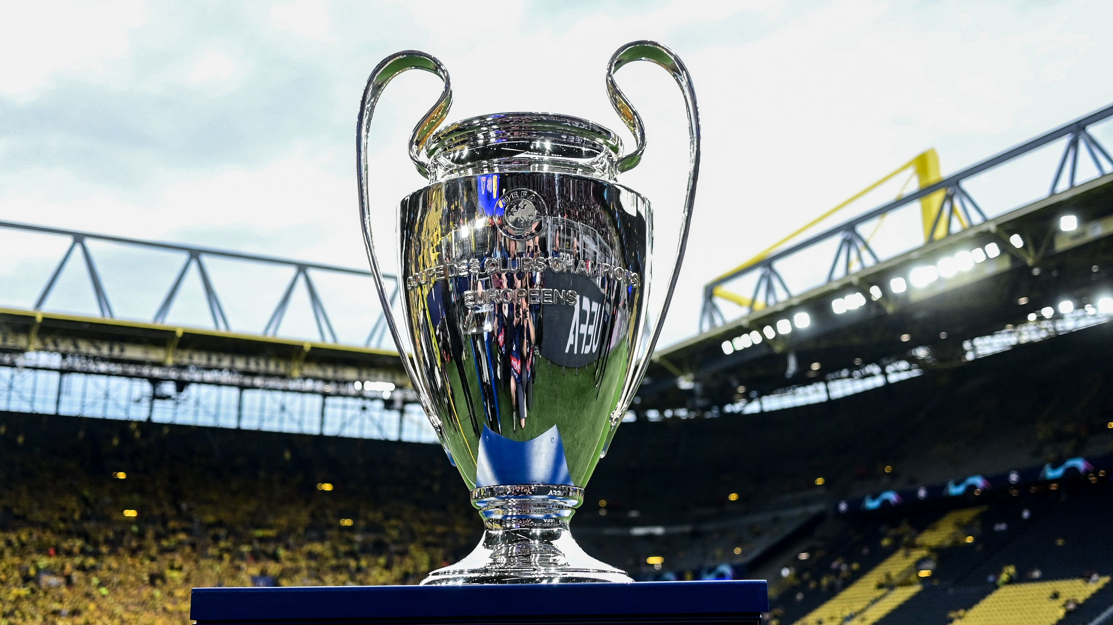 قرعة دور المجموعات لدوري أبطال أوروبا: ليفربول ومانشستر سيتي يواجهان ريال مدريد، تشيلسي يواجه برشلونة، وتوتنهام يسافر إلى باريس سان جيرمان