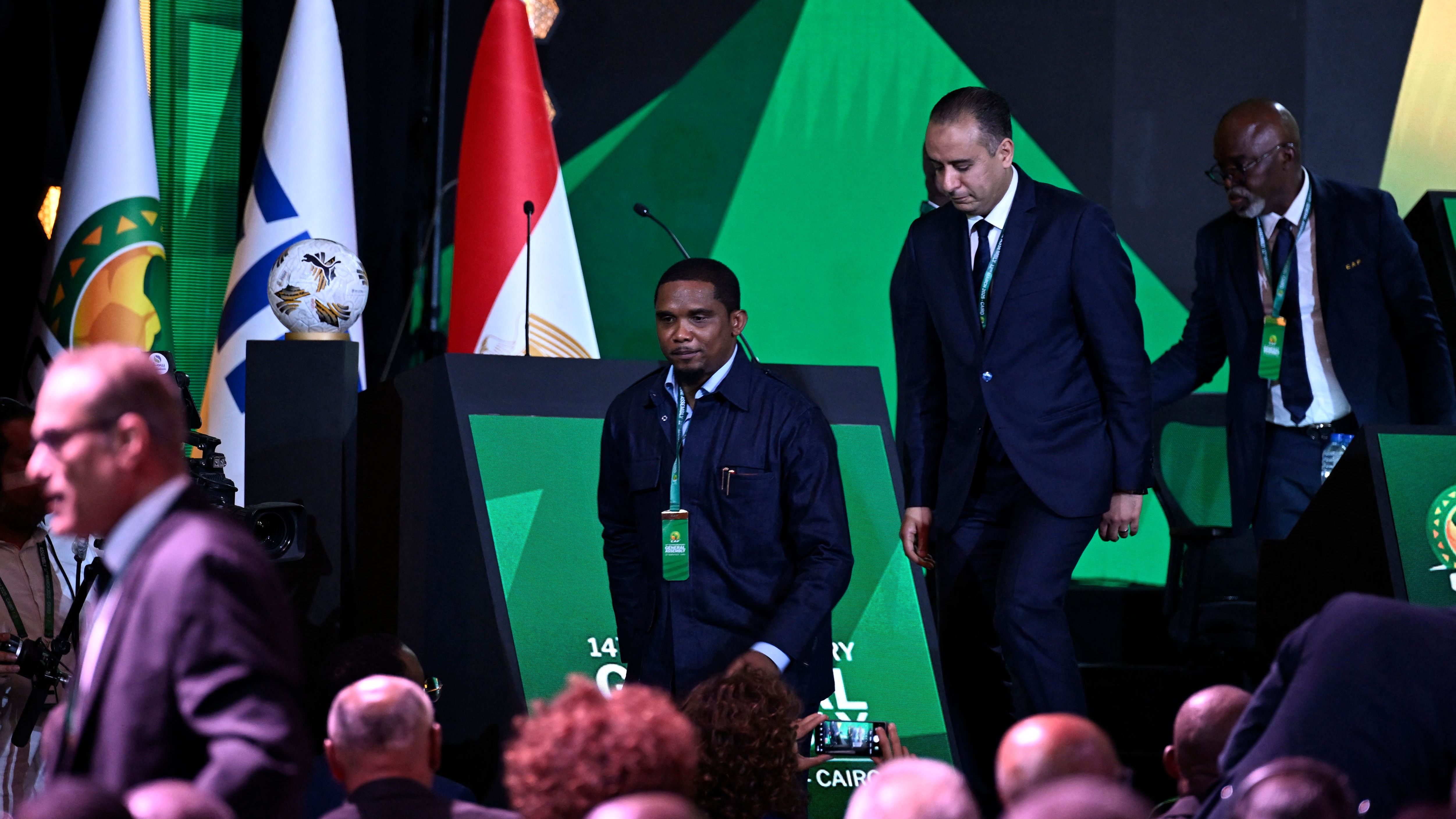 صامويل إيتو، لاعب برشلونة وإنتر السابق، يواجه اتهامات جنائية بالفساد والاحتيال الانتخابي بصفته رئيسًا للاتحاد الكاميروني لكرة القدم