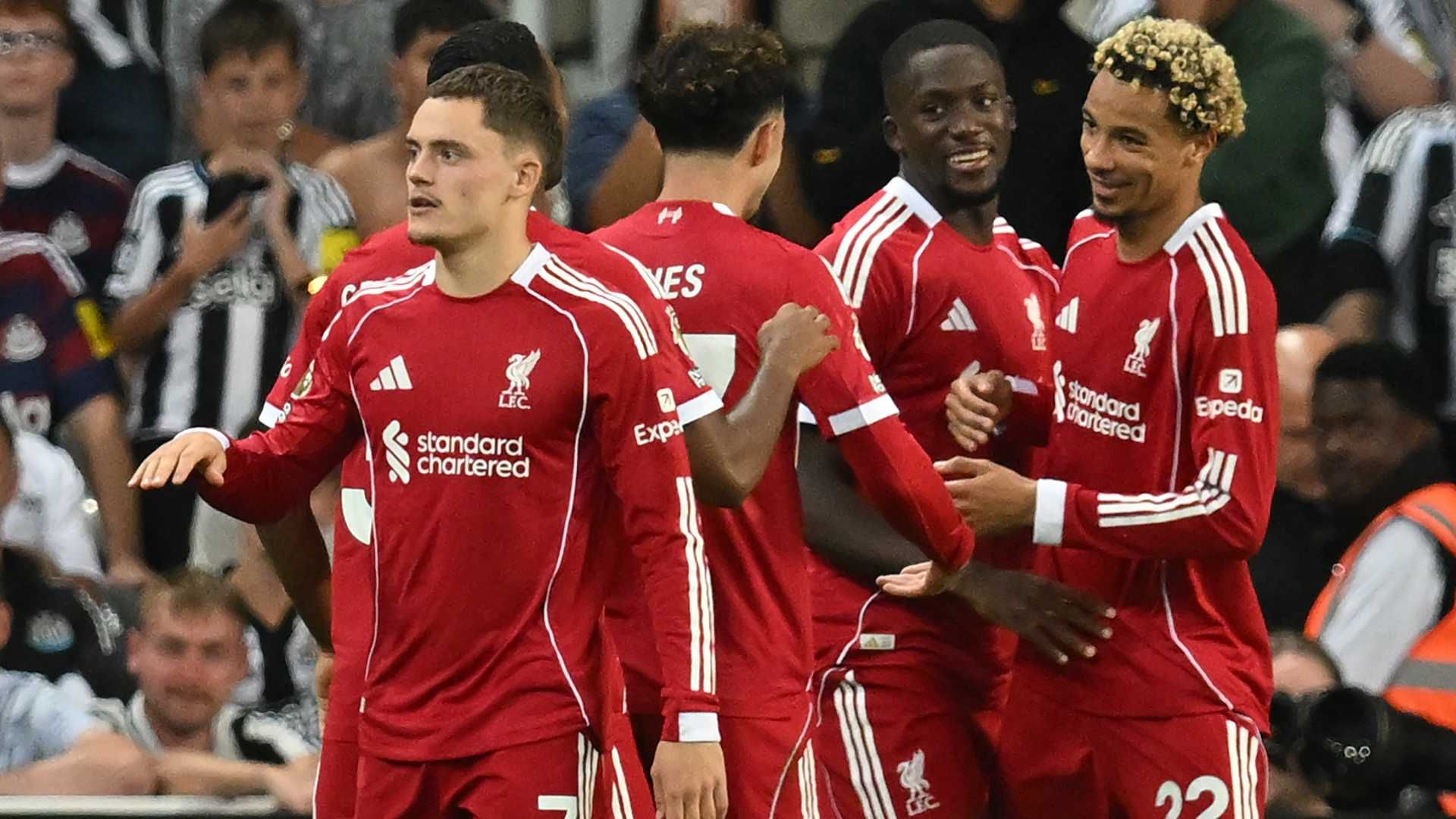 أشاد روبن فان بيرسي، مهاجم مانشستر يونايتد السابق، بزميله الهولندي آرن سلوت وليفربول على "أفضل شكل لكرة القدم"