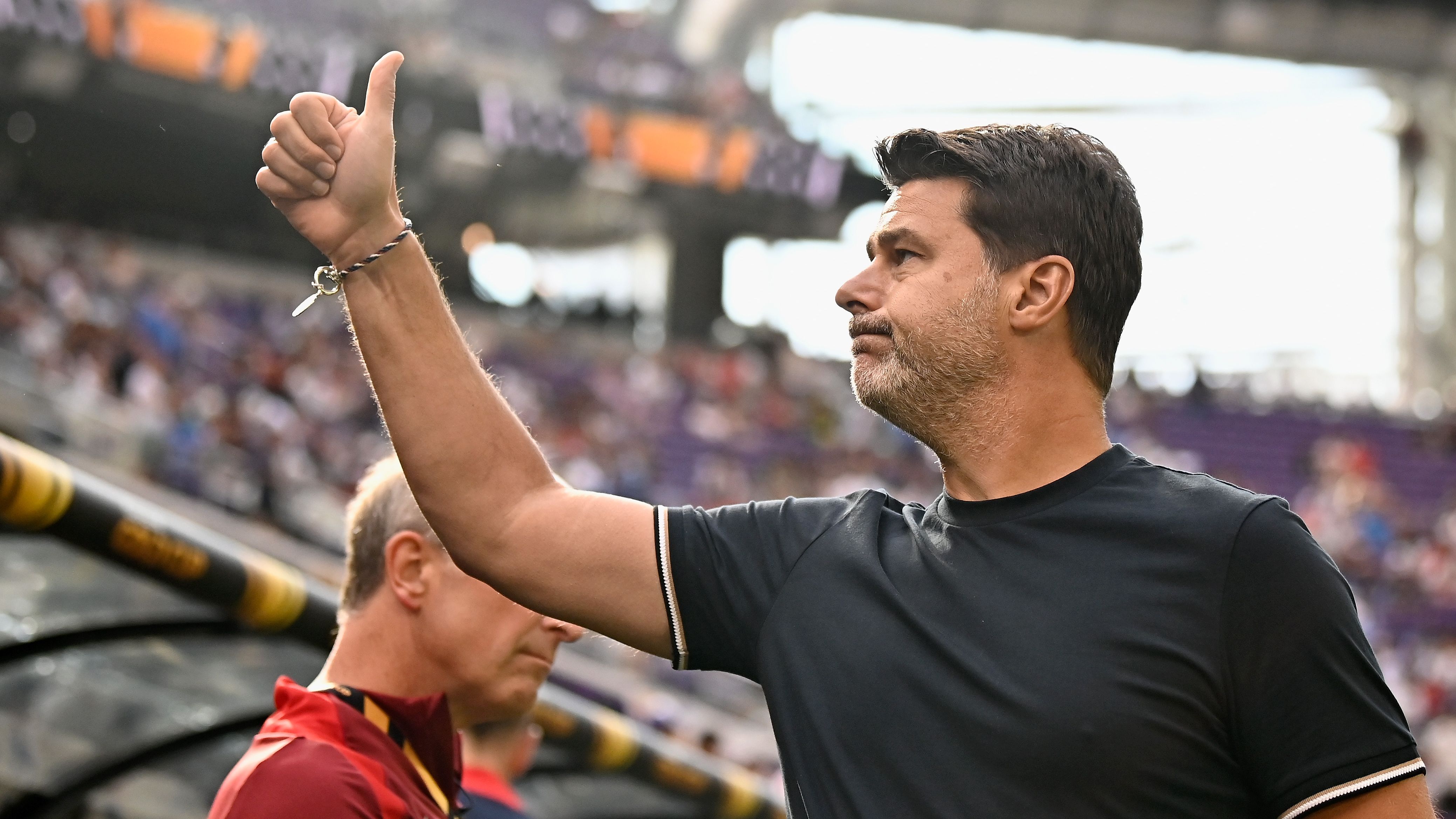 مدرب المنتخب الأمريكي لكرة القدم، ماوريسيو بوتشيتينو، يشارك في هتاف فريق ولاية أوهايو في المباراة الافتتاحية لموسم كرة القدم الجامعية