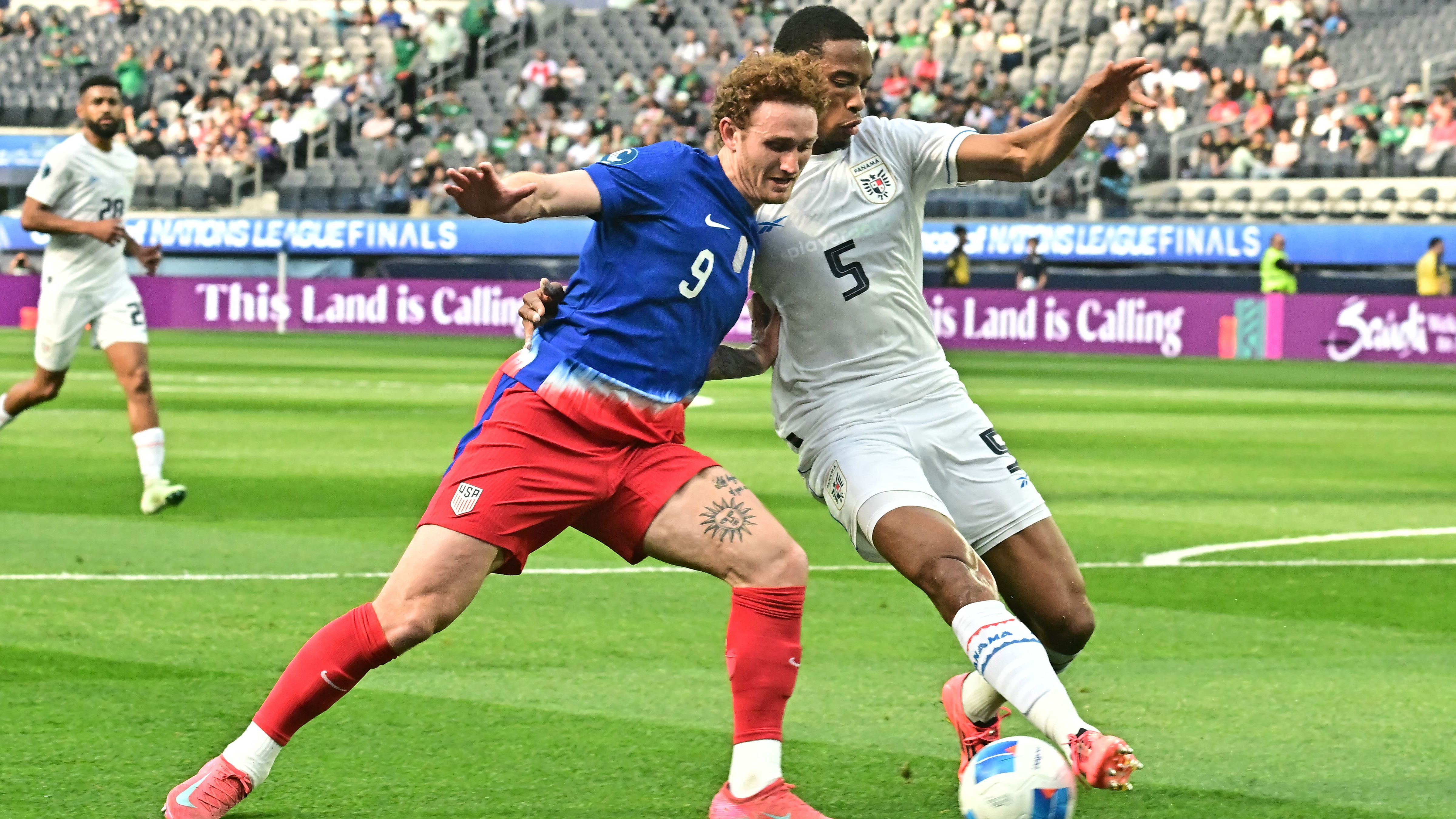 جوش سارجنت، لاعب المنتخب الأمريكي لكرة القدم، يُعزز تألقه التهديفي بتسجيله هدفين في فوز نورويتش على بلاكبيرن