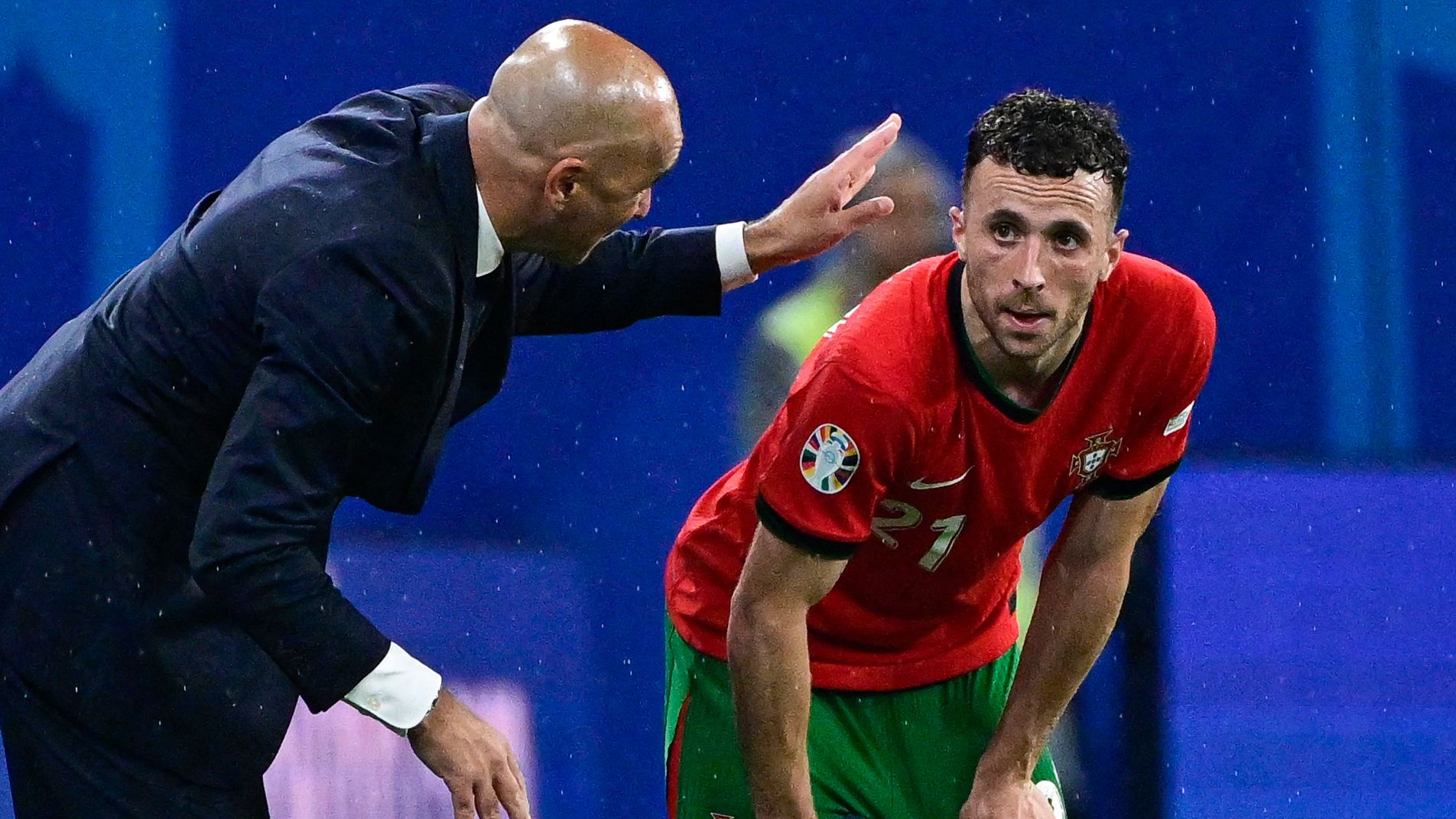 مدرب البرتغال روبرتو مارتينيز يكرم ذكرى ديوغو جوتا بإهداء قميصه رقم 21 لصديقه المقرب روبن نيفز