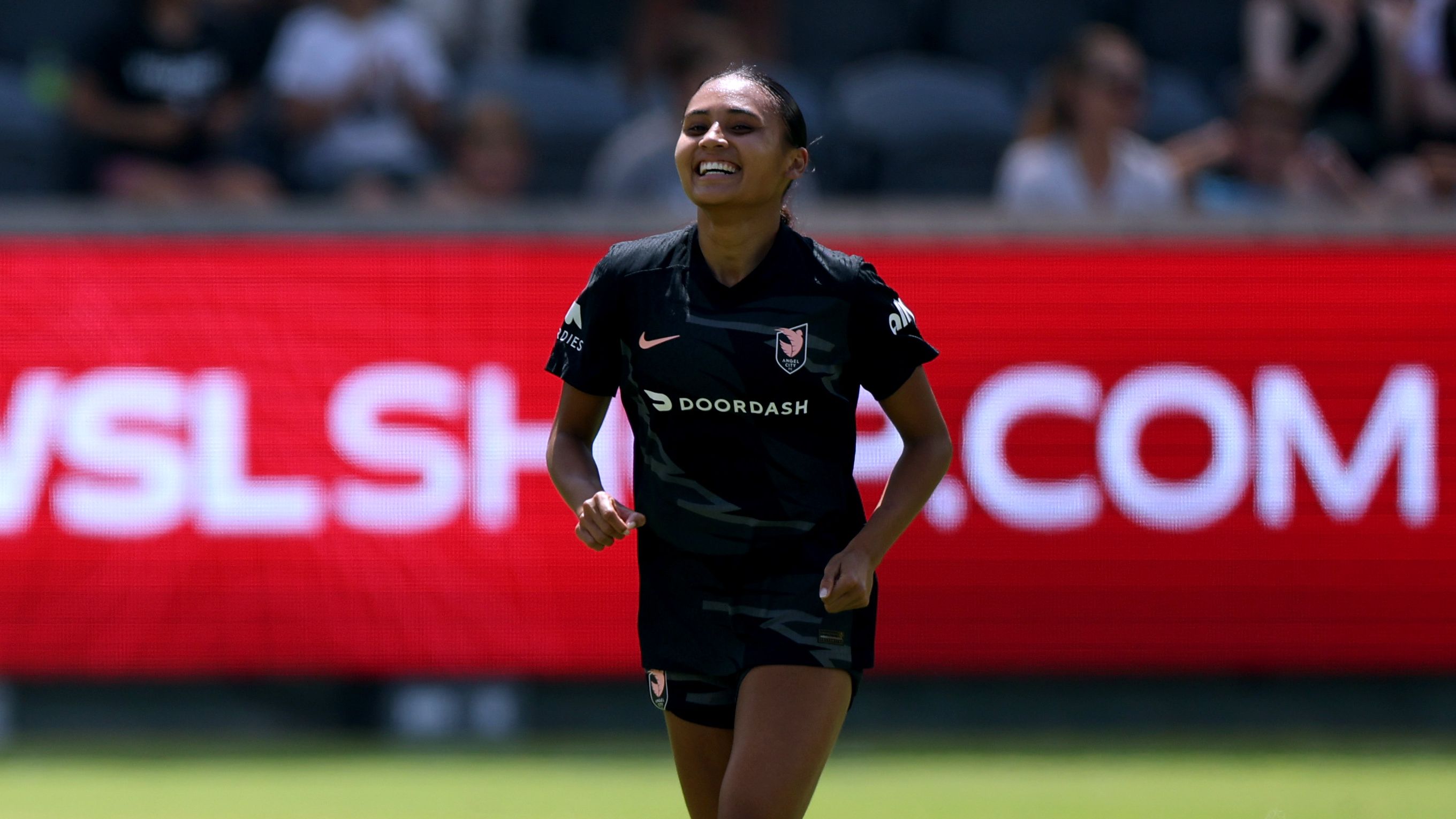 أليسا تومسون، لاعبة المنتخب الأمريكي للسيدات، في محادثات متقدمة للانتقال إلى نادي تشيلسي، ومن المتوقع غيابها عن مباراة أنجيل سيتي ضد باي إف سي.