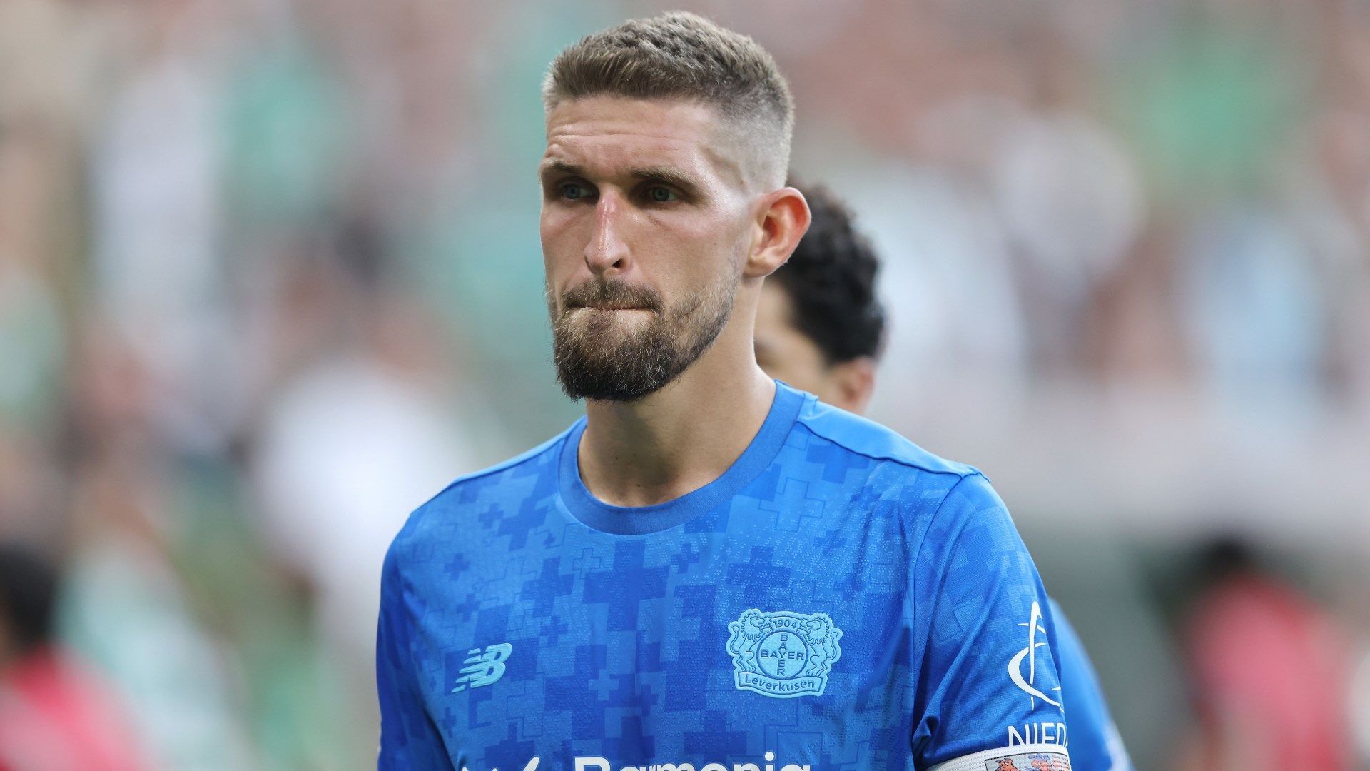 قائد باير ليفركوزن ينتقد زملائه بسبب اللعب الأناني وسط بداية مضطربة في الدوري الألماني، بينما يواجه إريك تين هاج خطر الطرد المبكر