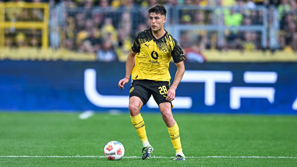مدرب بوروسيا دورتموند يشيد بأداء سيرهو جيراسي في الفوز بالدوري الألماني، وسط مقارنات مع كين وهالاند