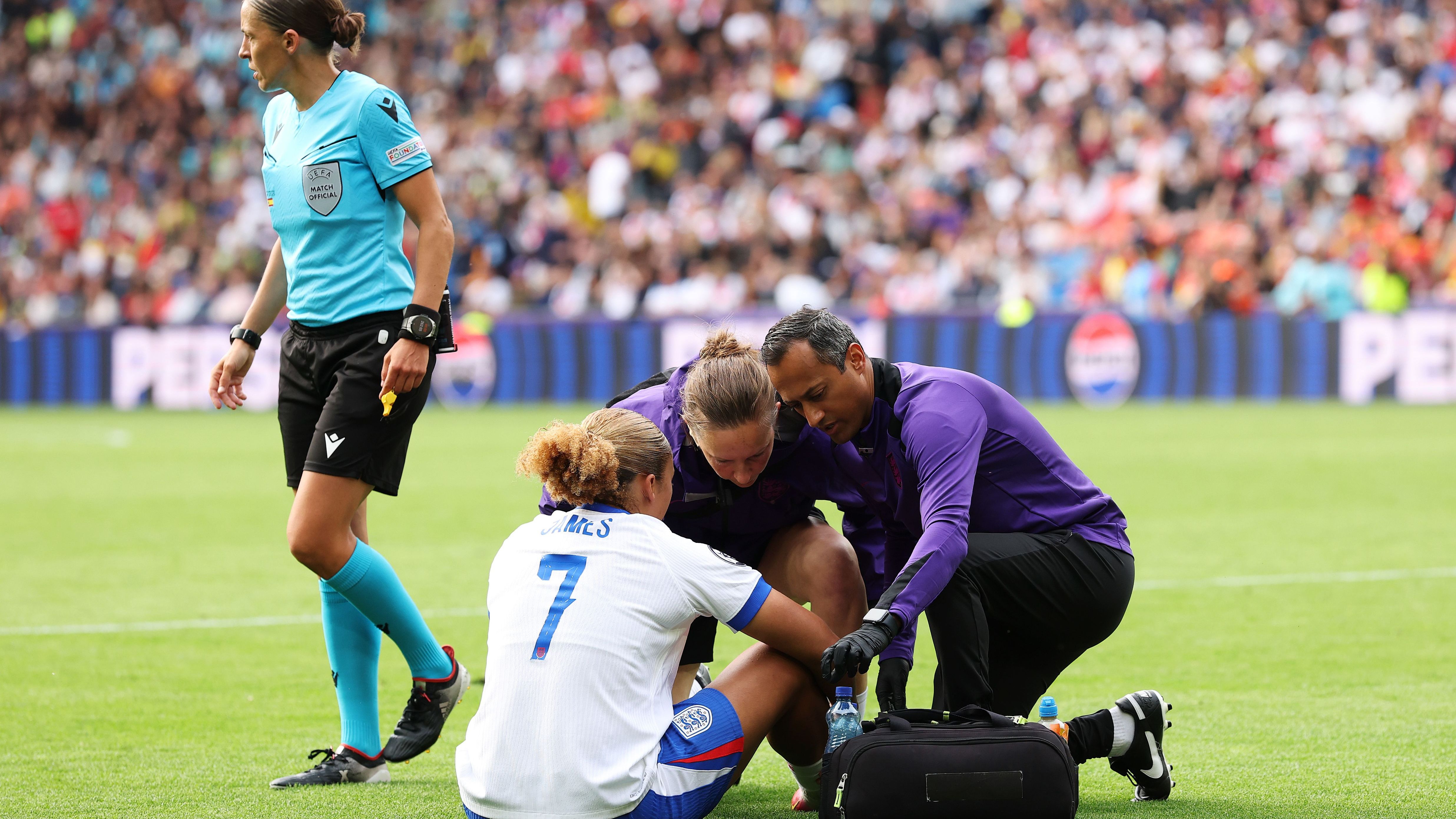 لورين جيمس، لاعبة منتخب إنجلترا، تُفصّل عزمها على التغلب على الألم الشديد في يورو 2025 وتدعو المنتقدين إلى إظهار التفهم