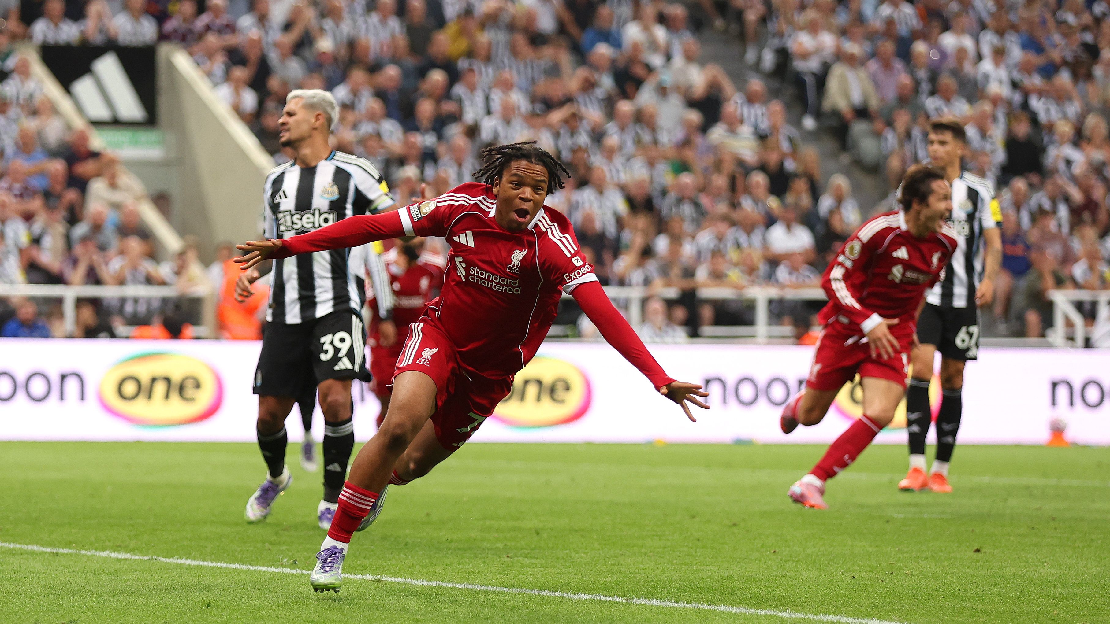 محمد صلاح يحذر نجم ليفربول الشاب ريو نجوموها من مواقع التواصل الاجتماعي بعد تسجيله هدف الفوز على نيوكاسل