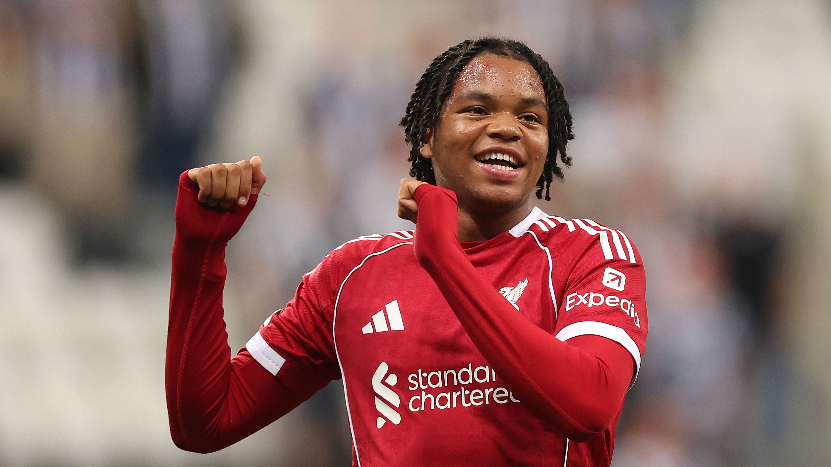 محمد صلاح يحذر نجم ليفربول الشاب ريو نجوموها من مواقع التواصل الاجتماعي بعد تسجيله هدف الفوز على نيوكاسل