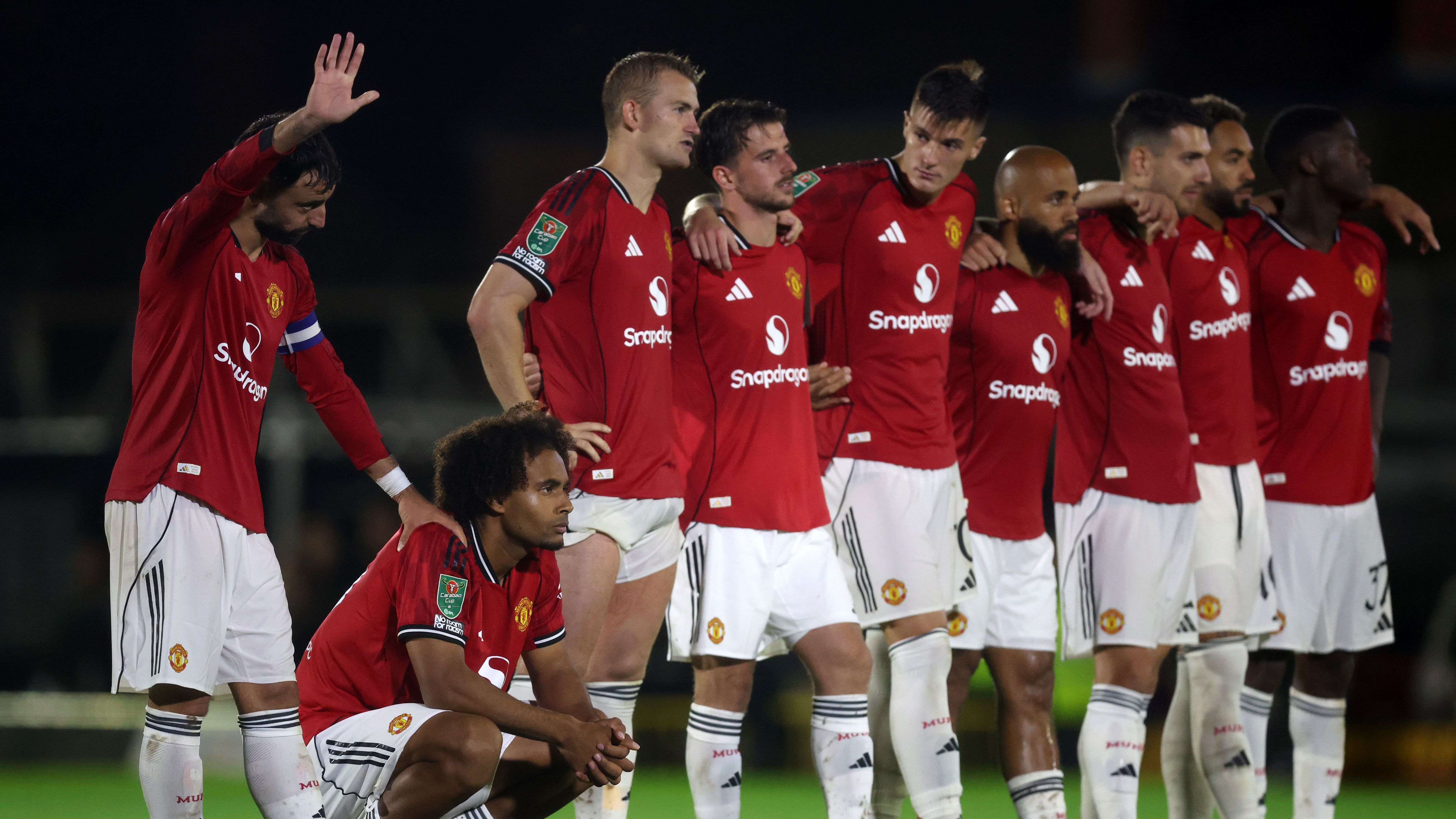 جريمزبي تاون يتعرض لعقوبات لإشراكه لاعبًا غير مؤهل ضد مانشستر يونايتد، مما أثار دعوات لإعادة مباراة كأس كاراباو