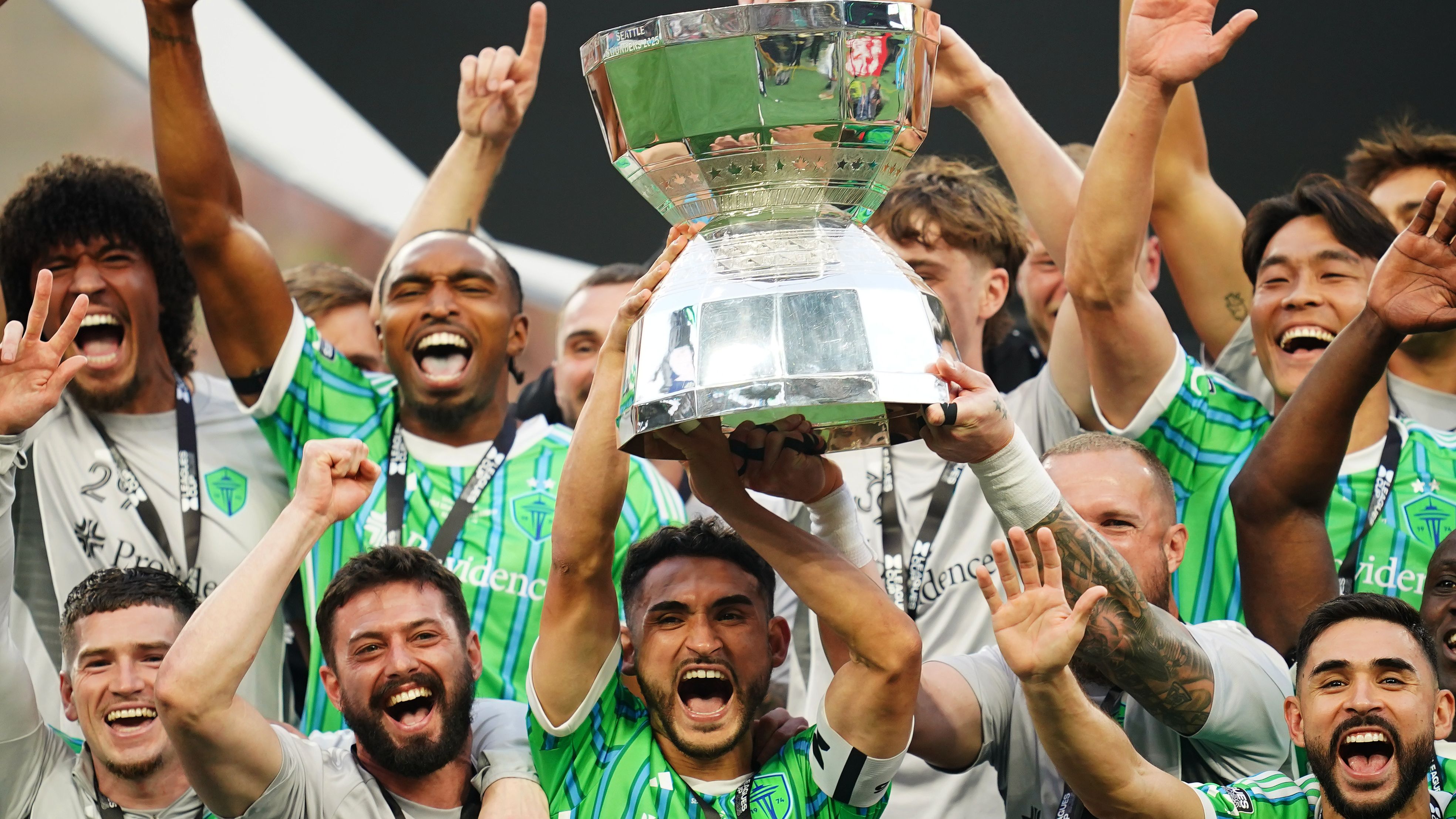 كريستيان رولدان، لاعب سياتل ساوندرز، تم اختياره ضمن تشكيلة المنتخب الأمريكي بقيادة ماوريسيو بوكيتينو في مباراتين وديتين ضد كوريا الجنوبية واليابان