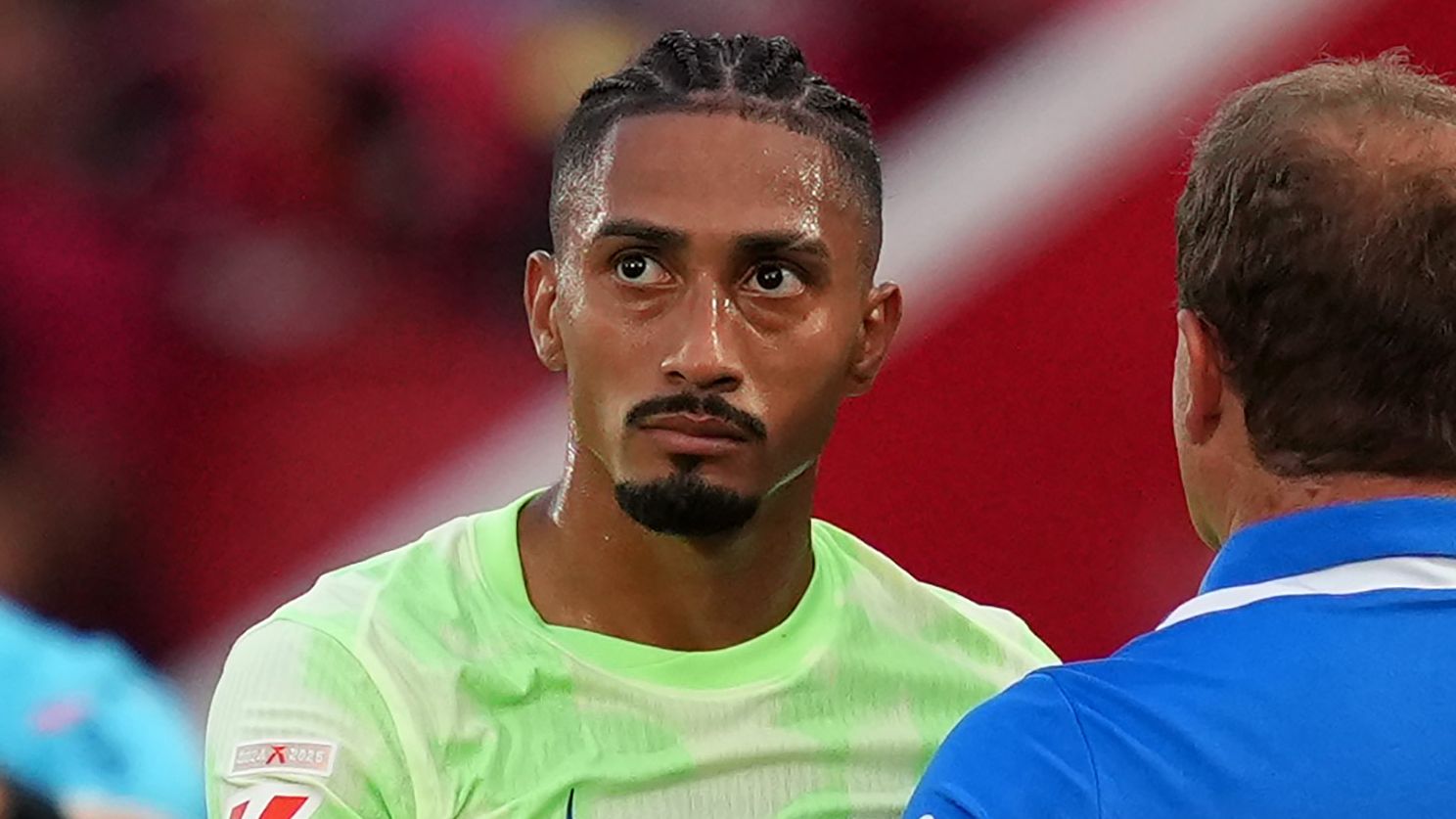 رافينيا لاعب برشلونة يزعم تعرضه للتمييز العنصري من قبل ديزني بعد زيارة عائلية إلى ديزني لاند ويصدر بيانًا قويًا