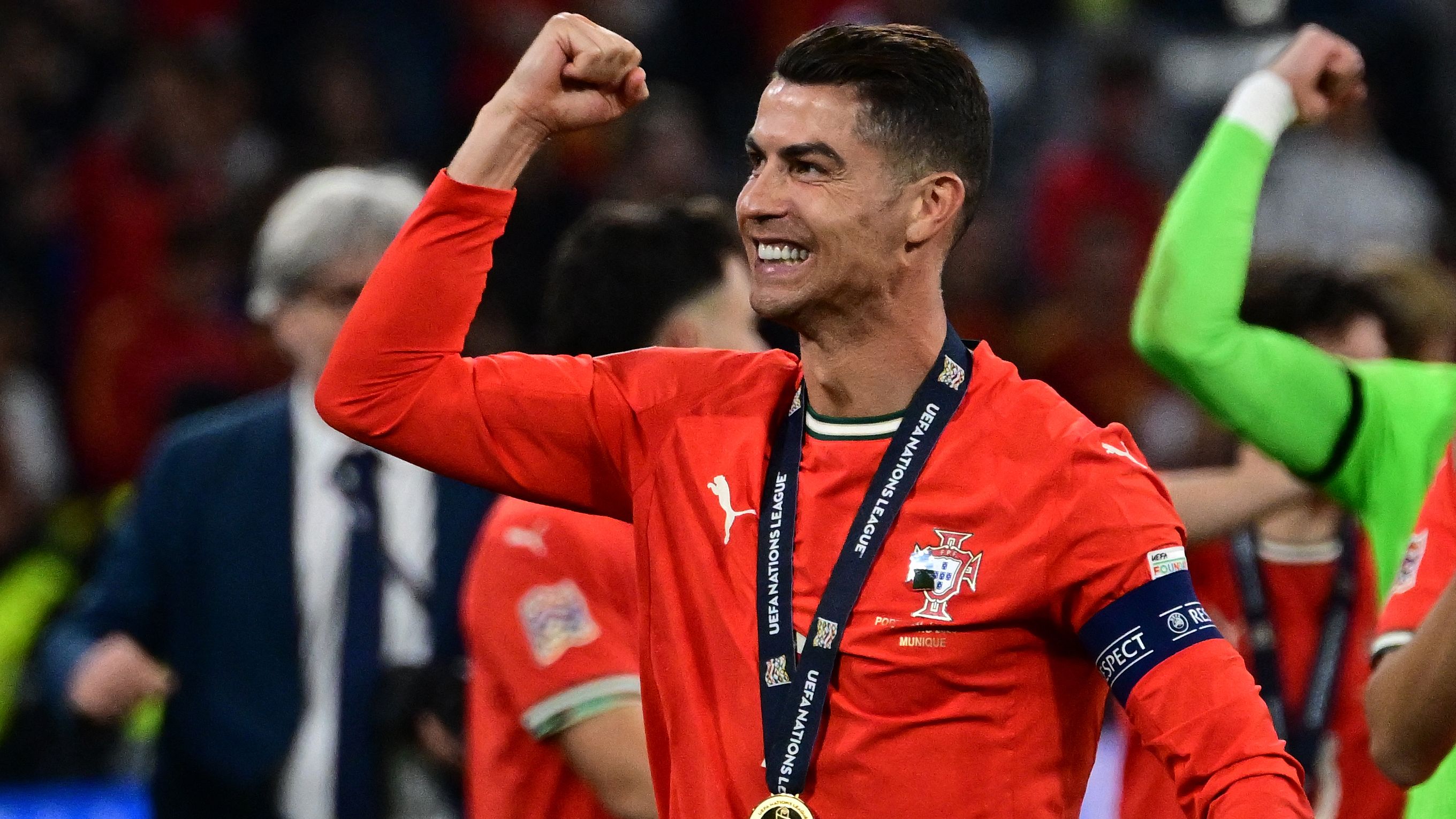 كريستيانو رونالدو يواسي تميمة البرتغال العاطفية في لحظة مؤثرة قبل مباراة تصفيات كأس العالم ضد أرمينيا