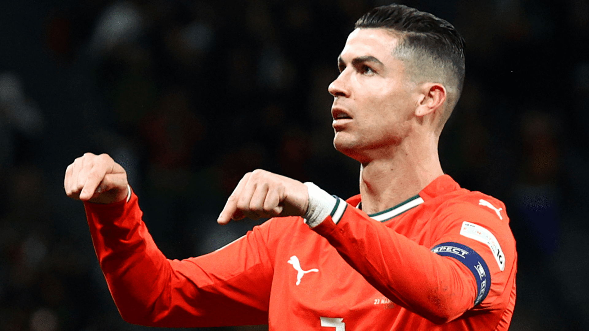 كريستيانو رونالدو يواسي تميمة البرتغال العاطفية في لحظة مؤثرة قبل مباراة تصفيات كأس العالم ضد أرمينيا